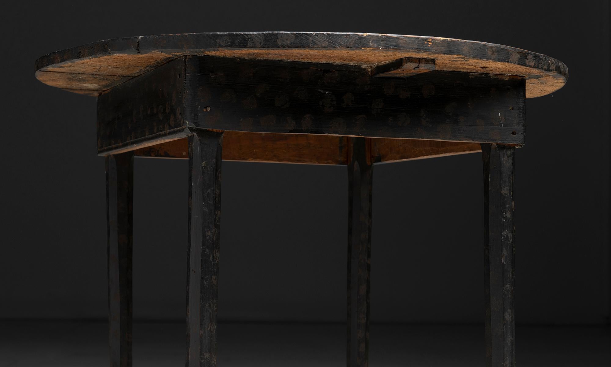 Beistelltisch aus bemalter Kiefer, Amerika um 1850 (Abgekantet) im Angebot