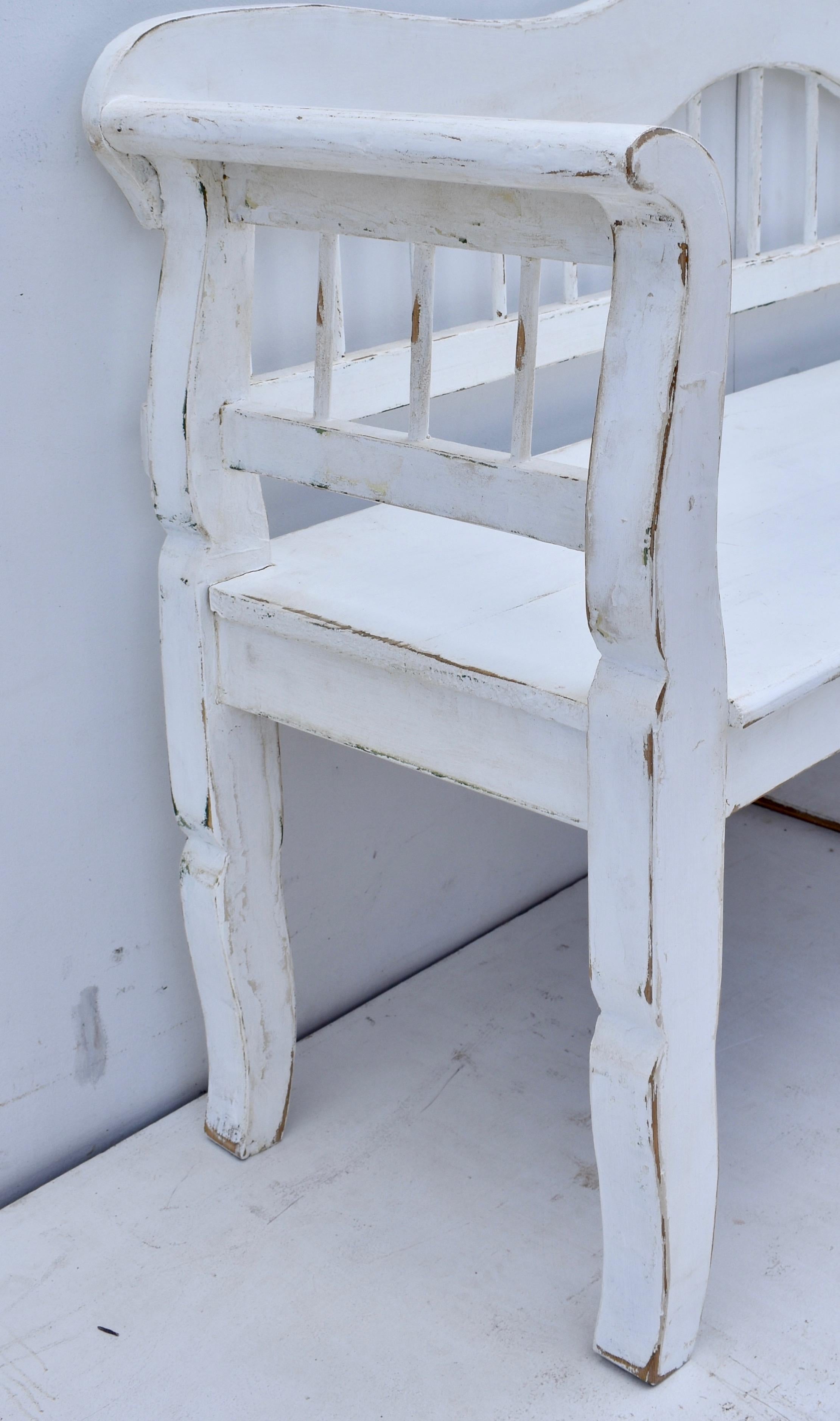Painted Pine Spindle-Back Bench or Settle In Good Condition In Baltimore, MD