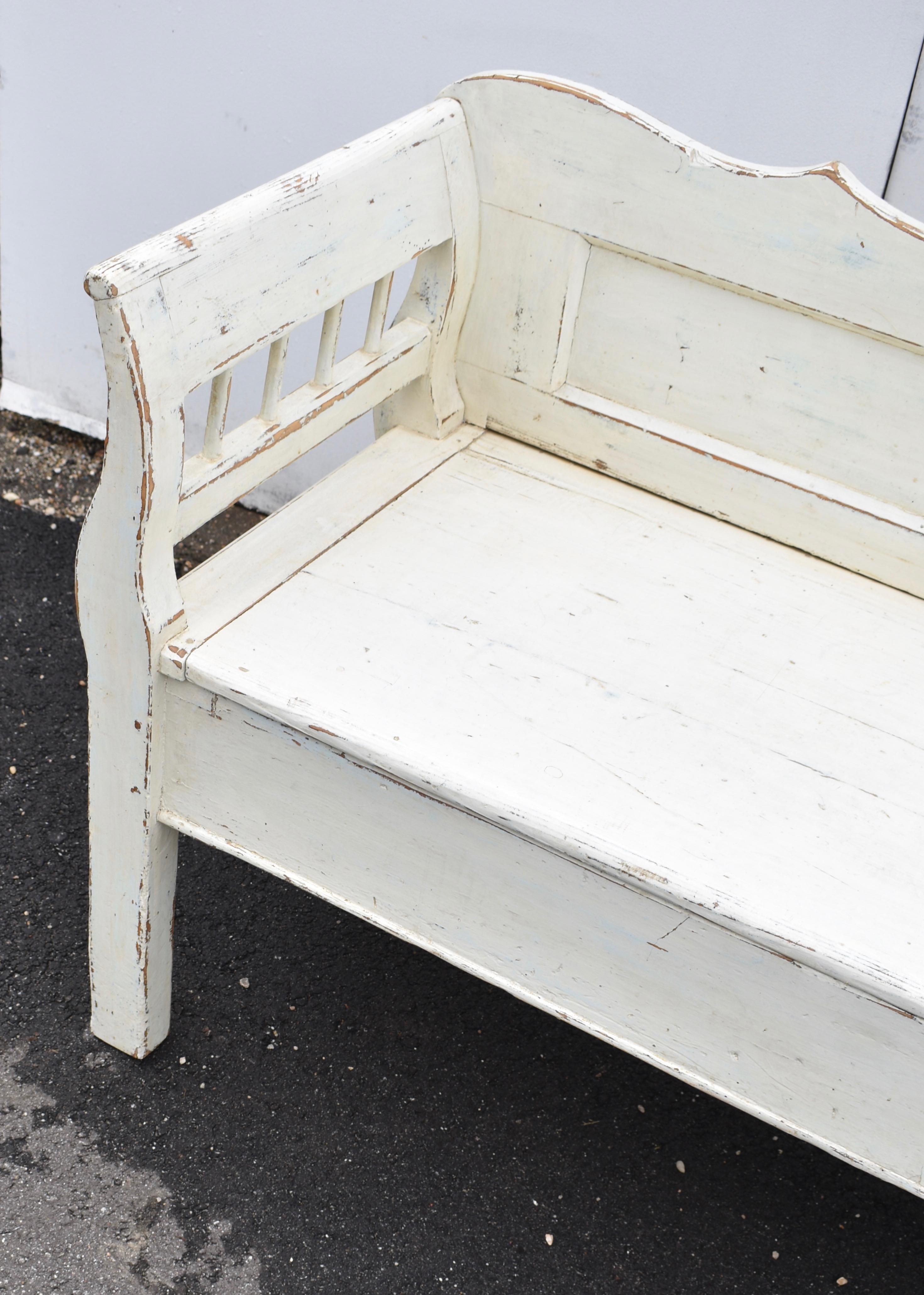 Painted Pine Storage Bench or Settle In Good Condition In Baltimore, MD
