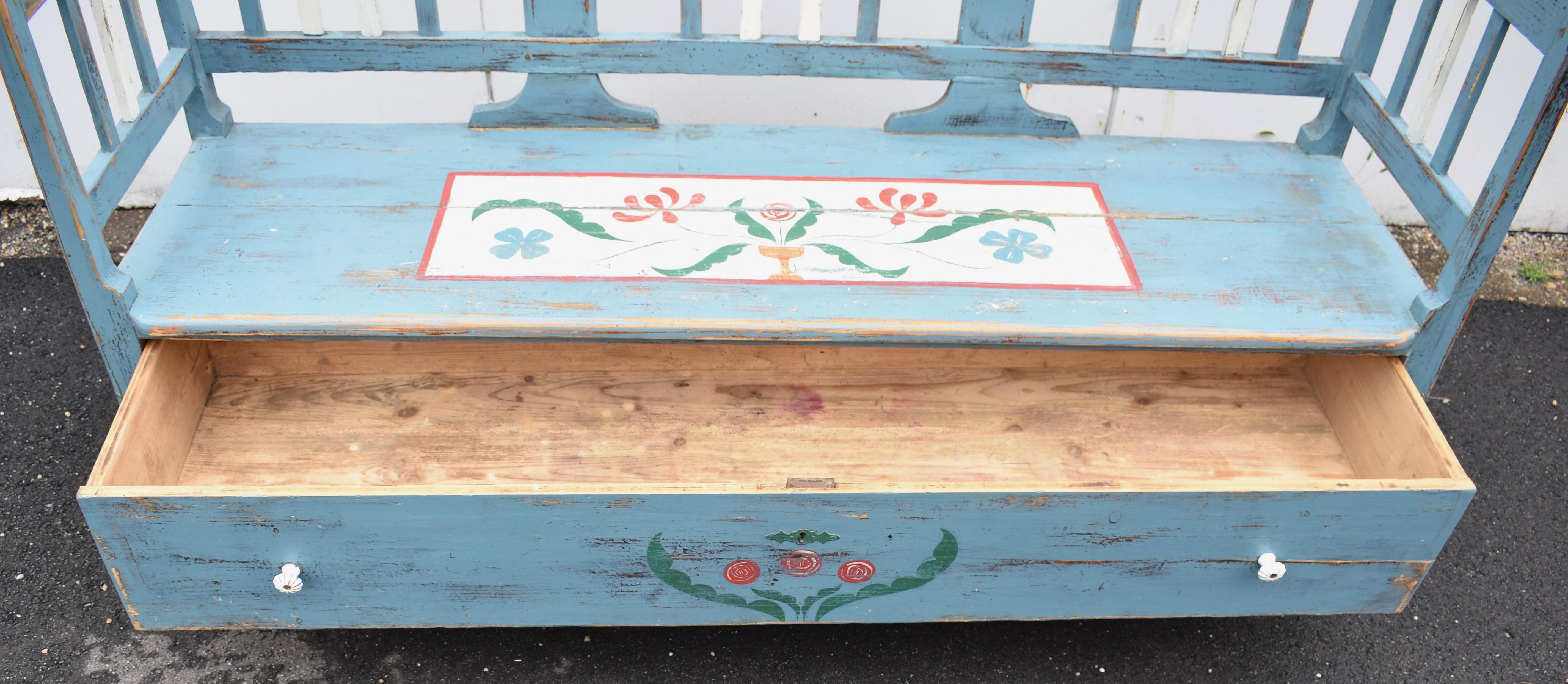 Painted Pine Storage Bench or Settle In Good Condition For Sale In Baltimore, MD
