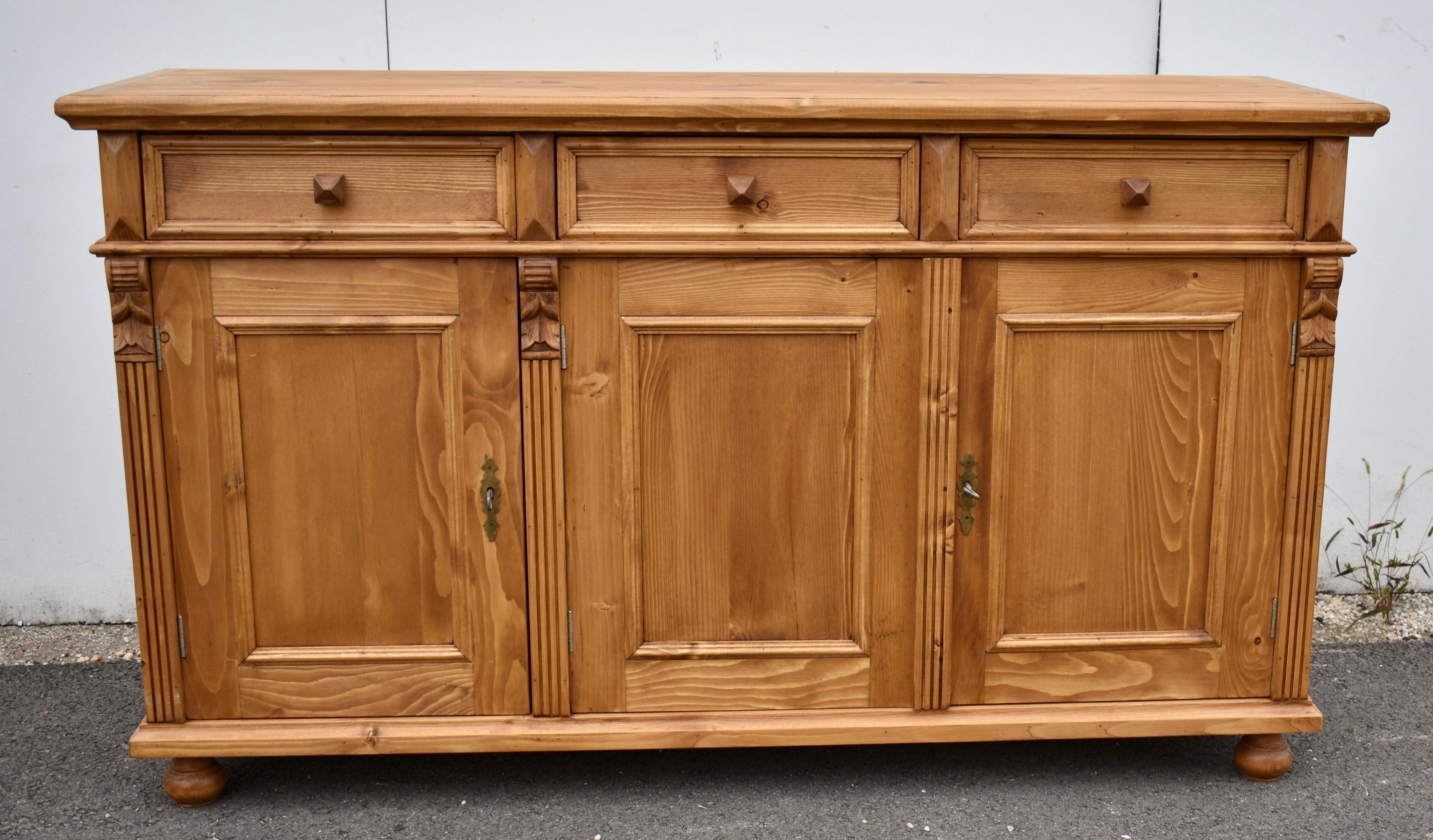 Dreitüriges Sideboard aus lackiertem Kiefernholz im Angebot 3