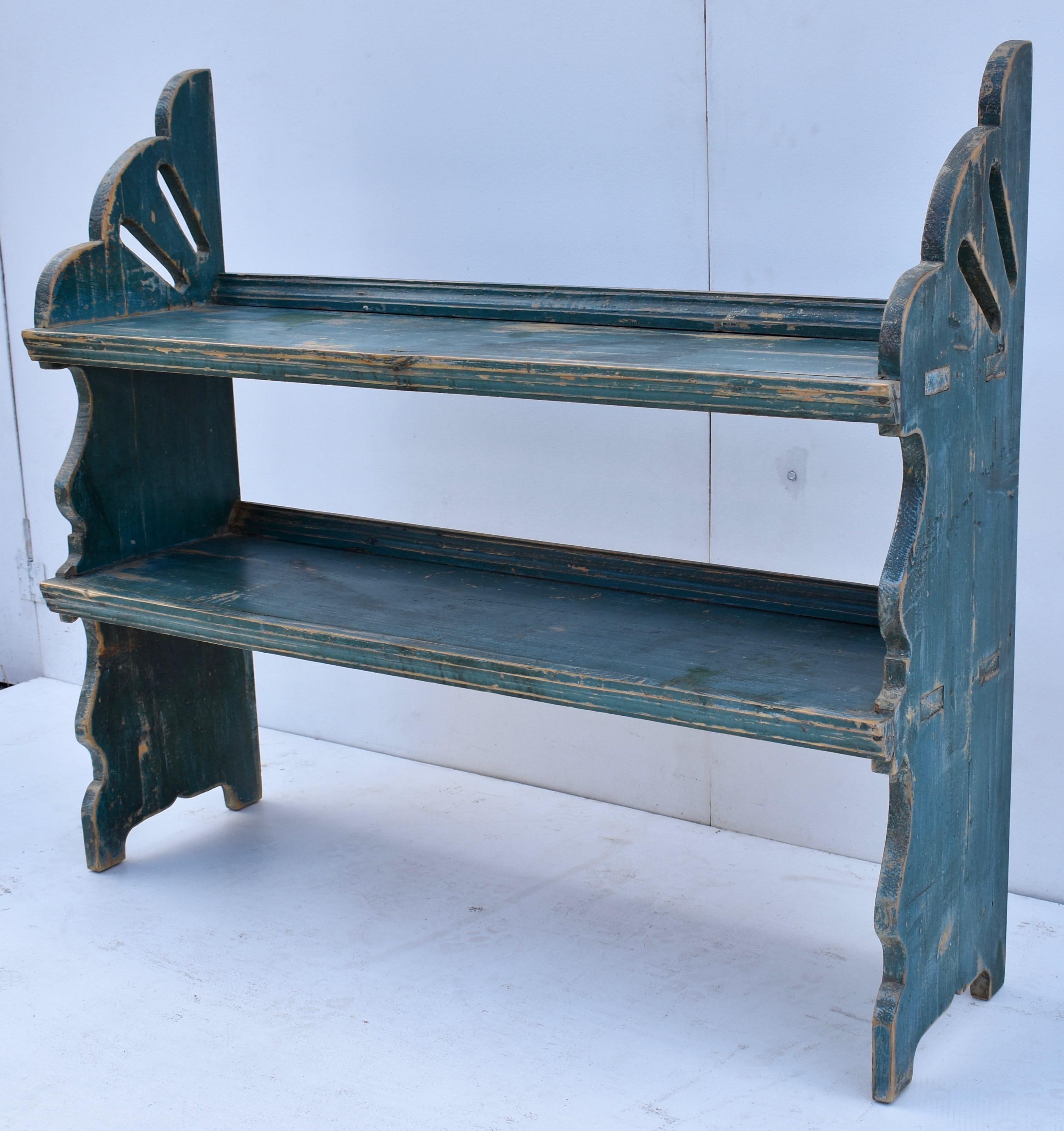 Painted Pine Water Bench In Good Condition In Baltimore, MD