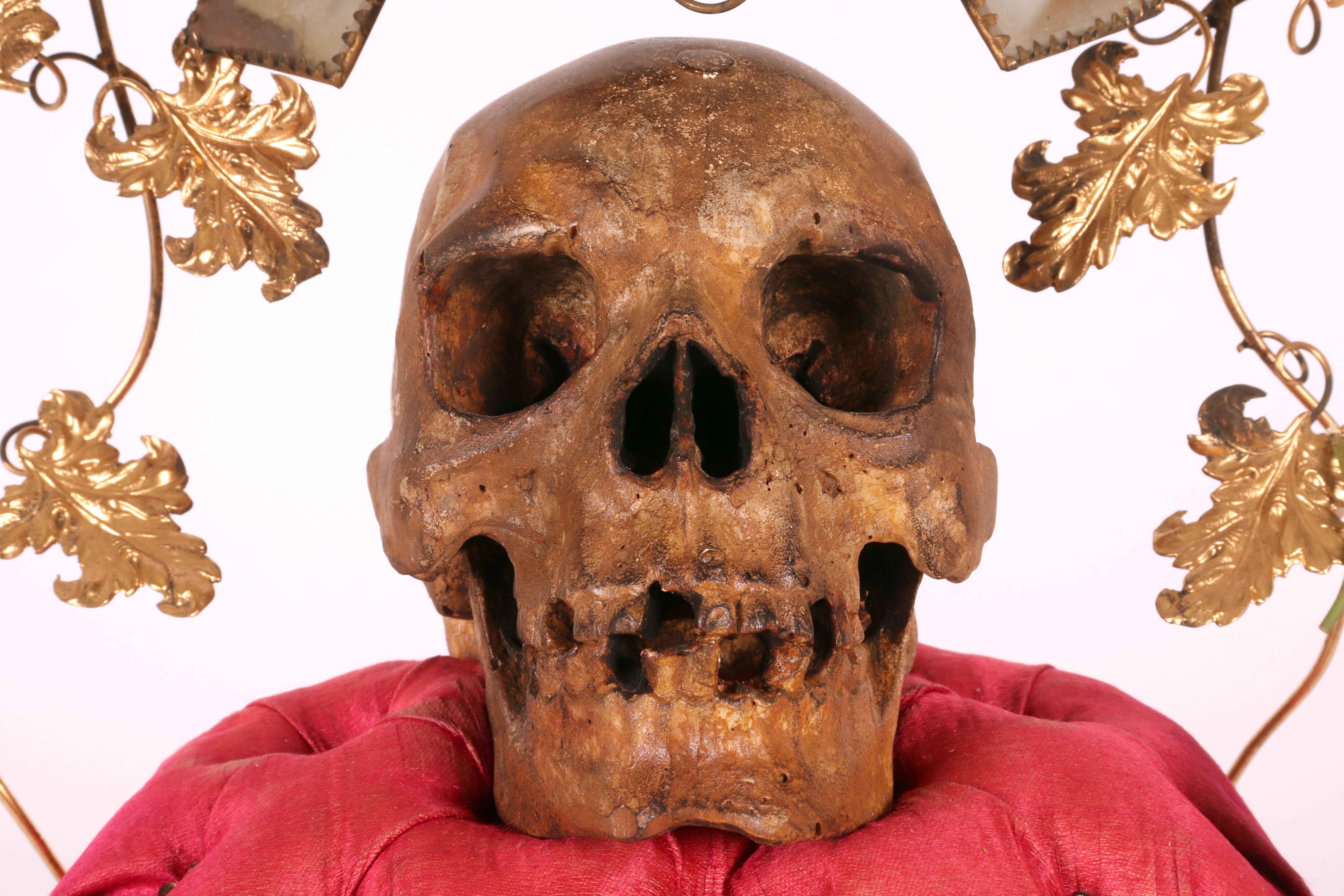 Sculpture en plâtre peint représentant un crâne. Italie, fin du XIXe siècle. en vente 5
