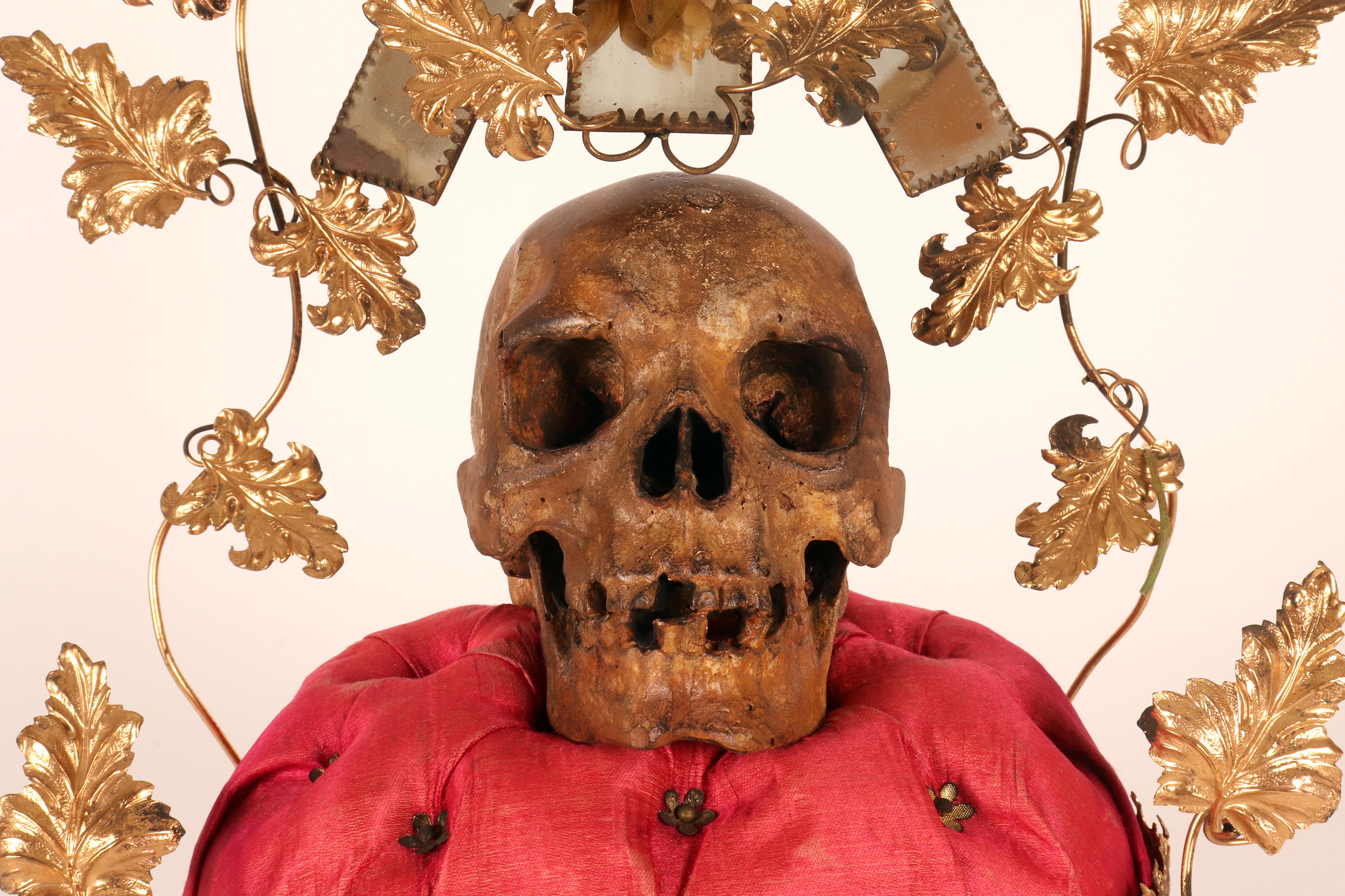 Cuivre Sculpture en plâtre peint représentant un crâne. Italie, fin du XIXe siècle. en vente