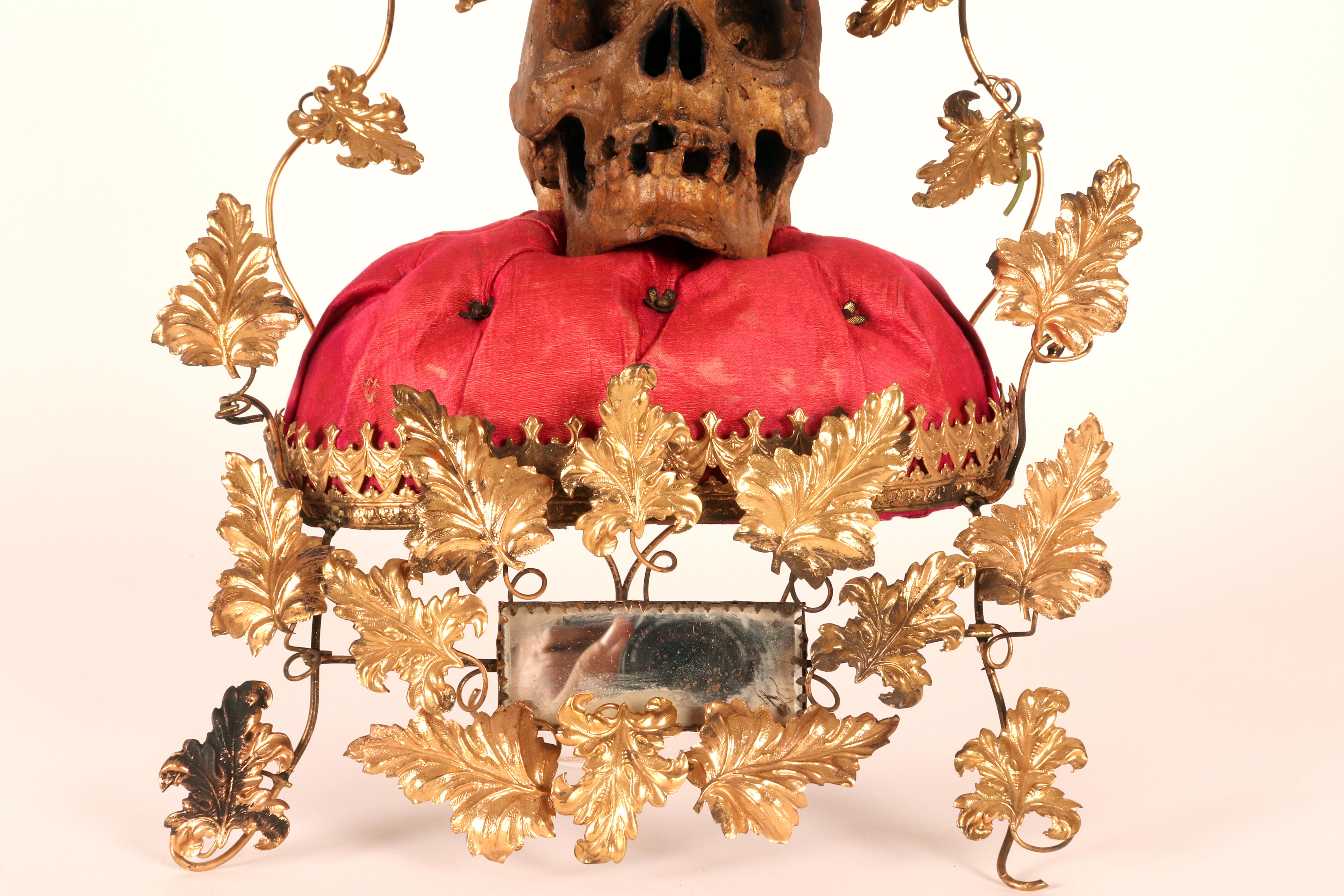 Sculpture en plâtre peint représentant un crâne. Italie, fin du XIXe siècle. en vente 1