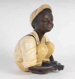 Scultura in gesso dipinto di un bambino che gioca, 20° secolo.