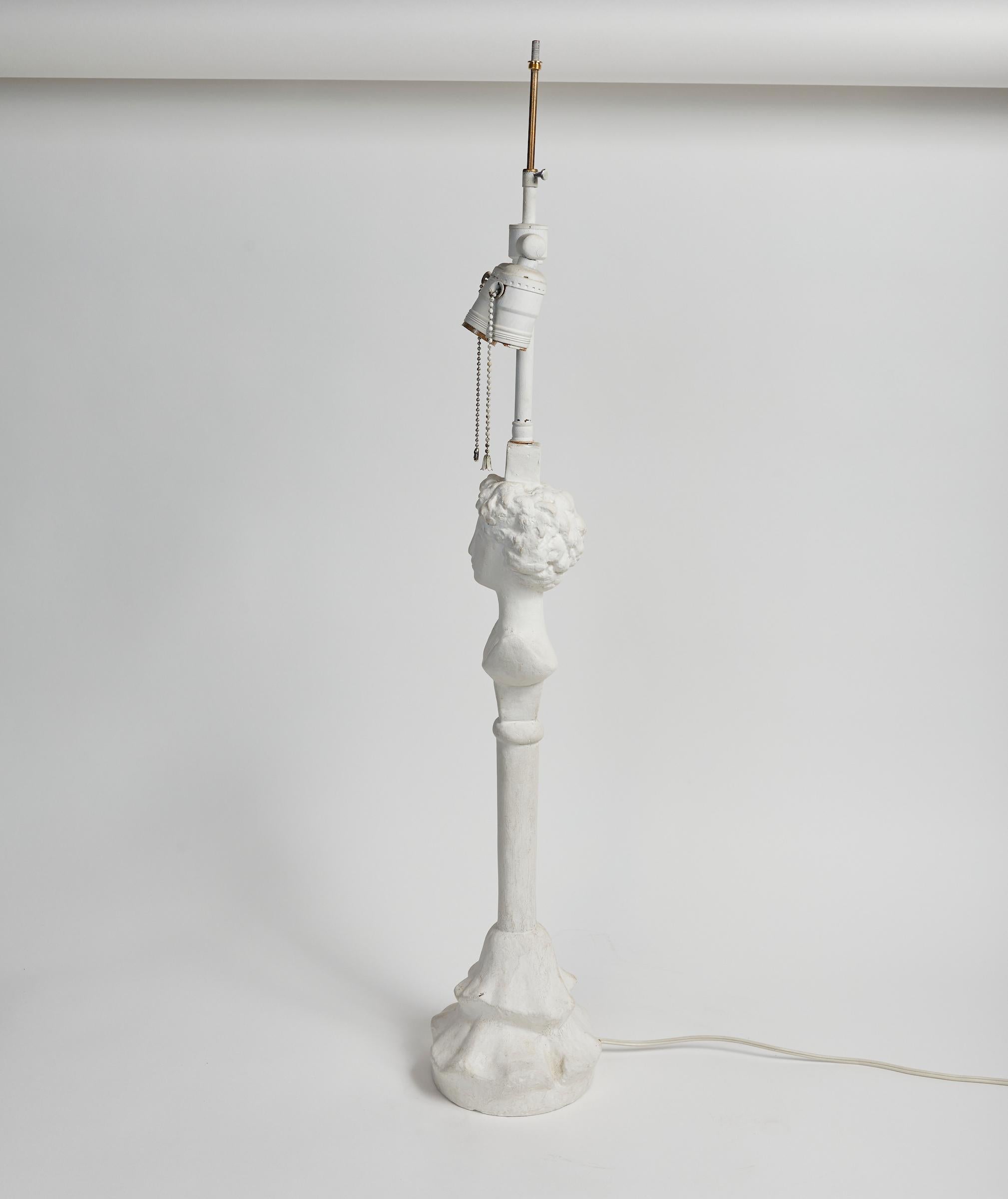 Bemalte Gips-Tischlampe „Tte de Femme“ nach Diego Giacometti im Zustand „Gut“ im Angebot in Montreal, QC