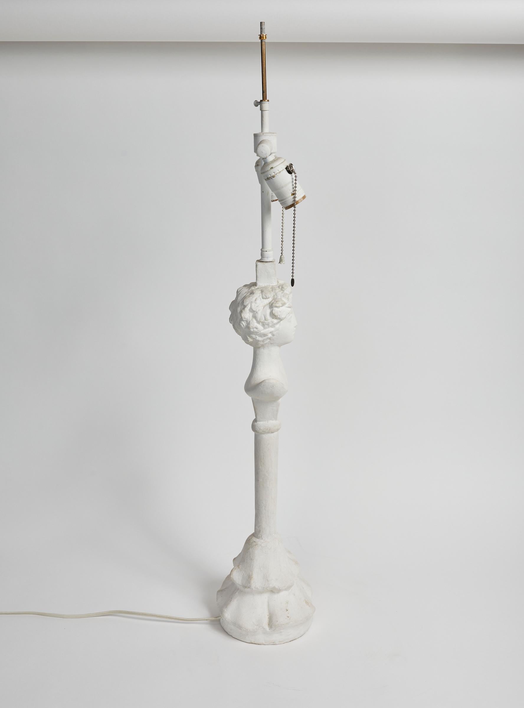 Bemalte Gips-Tischlampe „Tte de Femme“ nach Diego Giacometti (Ende des 20. Jahrhunderts) im Angebot