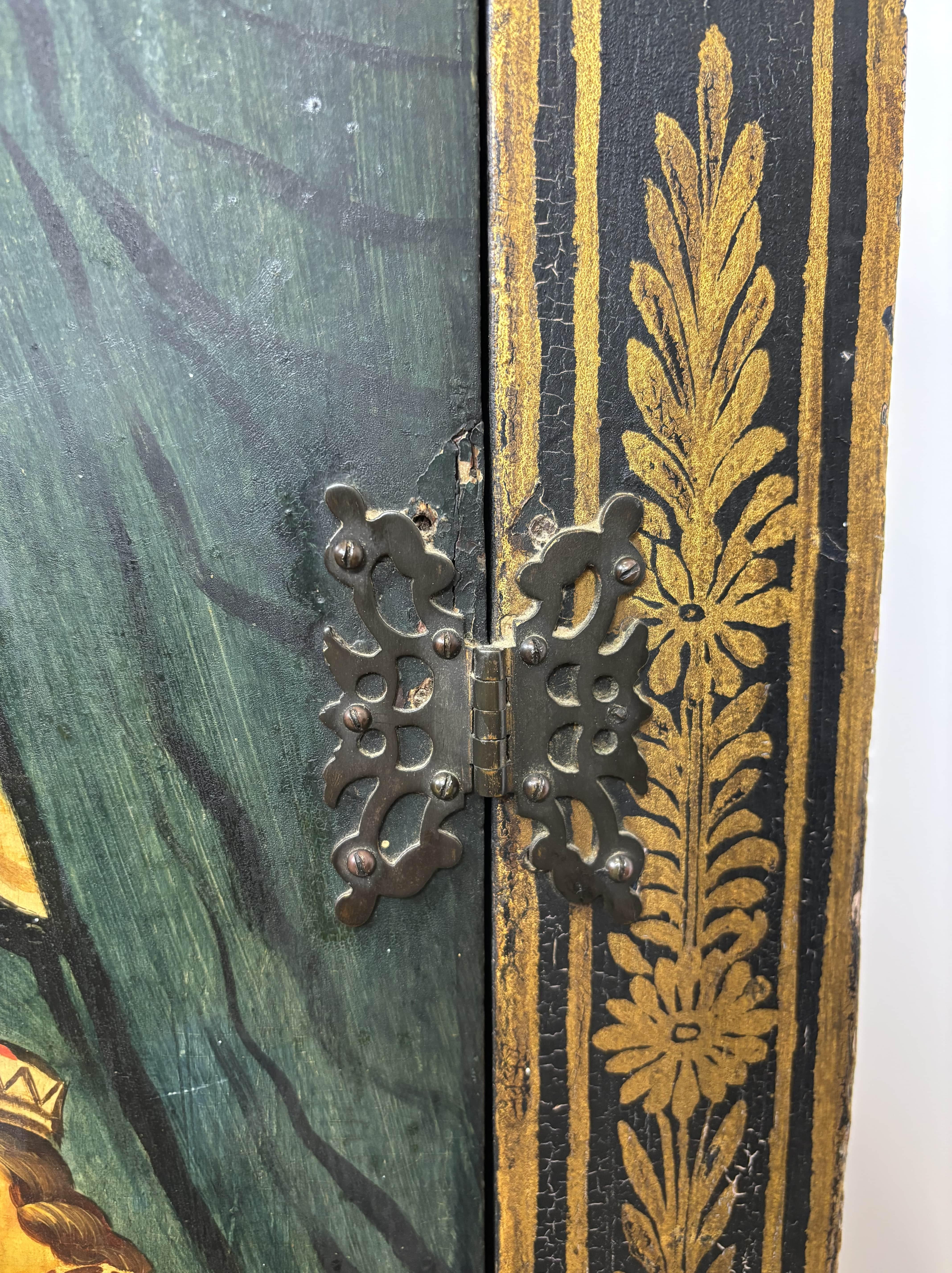 Credenza ad angolo dipinta in policromia con decorazione di scene di corte, opera francese del 1900 in vendita 4