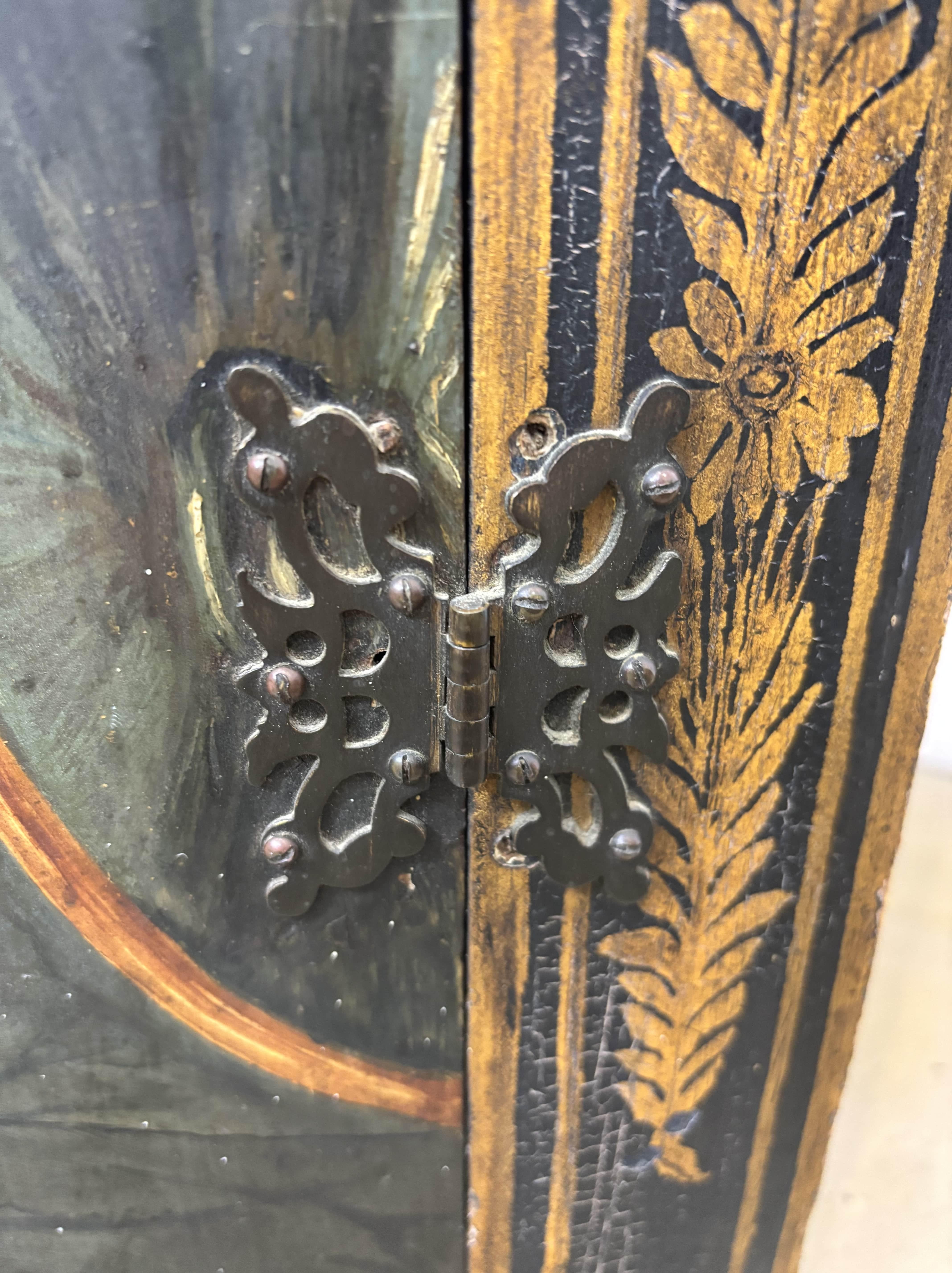 Credenza ad angolo dipinta in policromia con decorazione di scene di corte, opera francese del 1900 in vendita 5