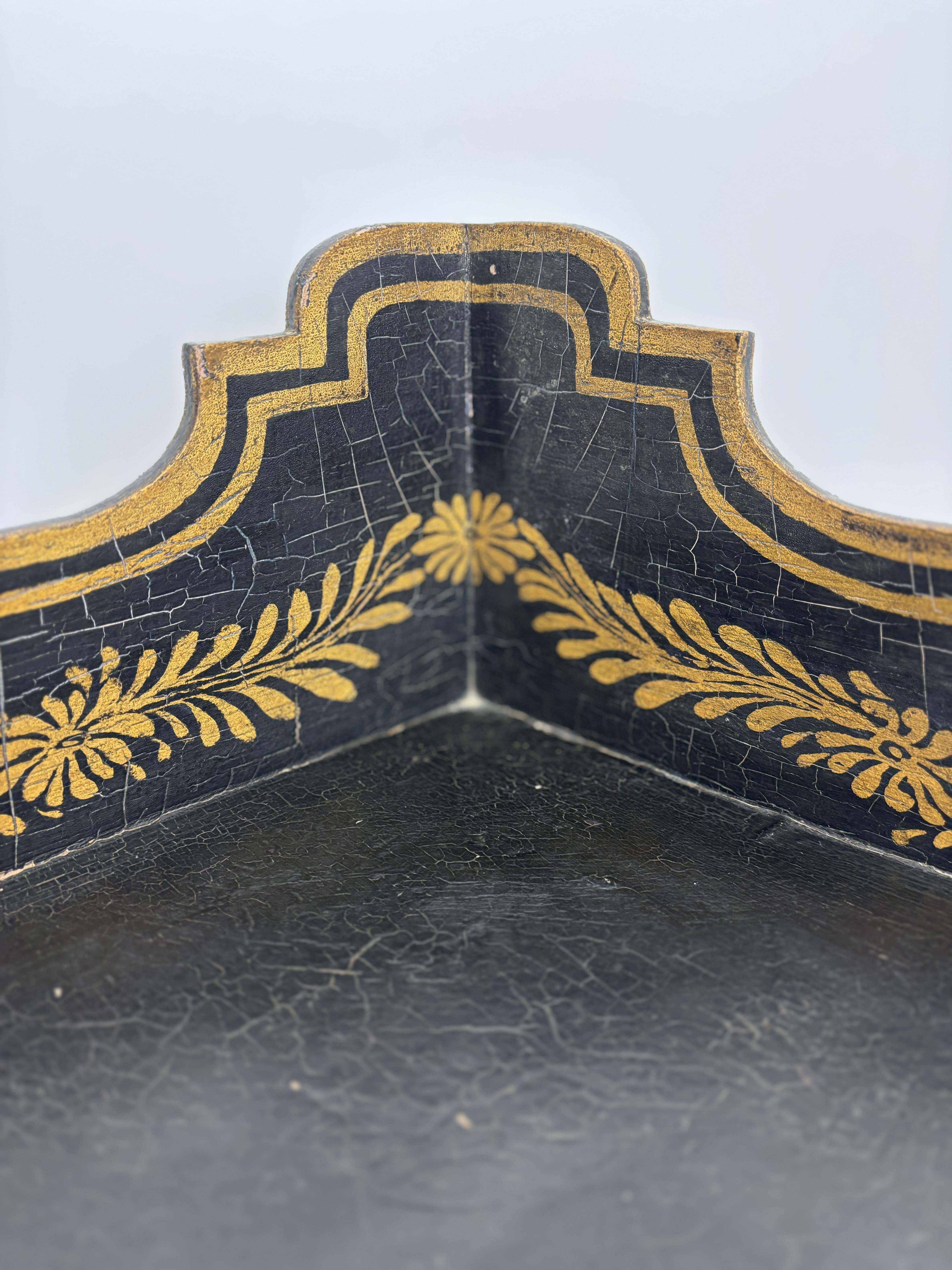 Credenza ad angolo dipinta in policromia con decorazione di scene di corte, opera francese del 1900 in vendita 6