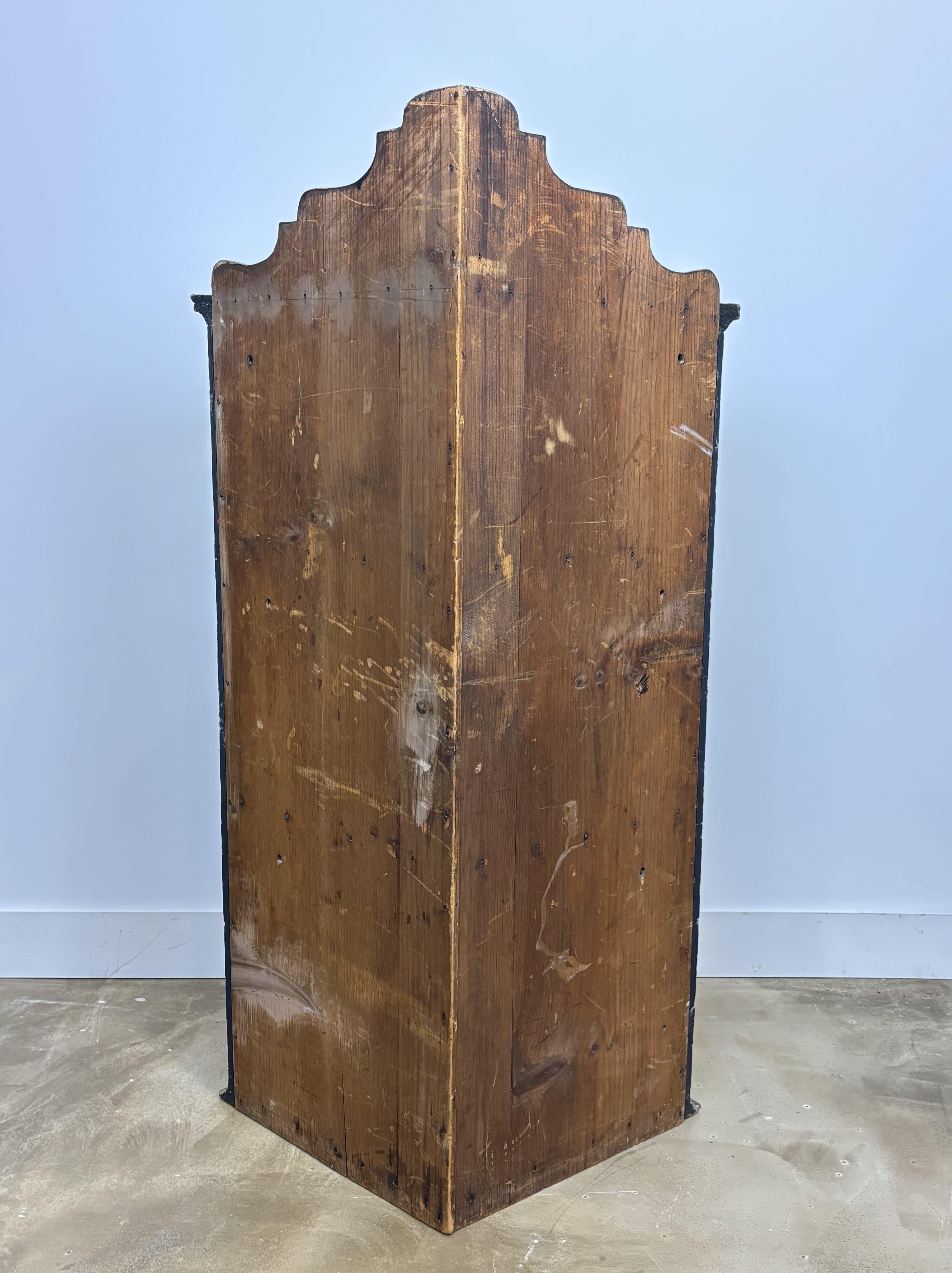 Neorinascimentale Credenza ad angolo dipinta in policromia con decorazione di scene di corte, opera francese del 1900 in vendita