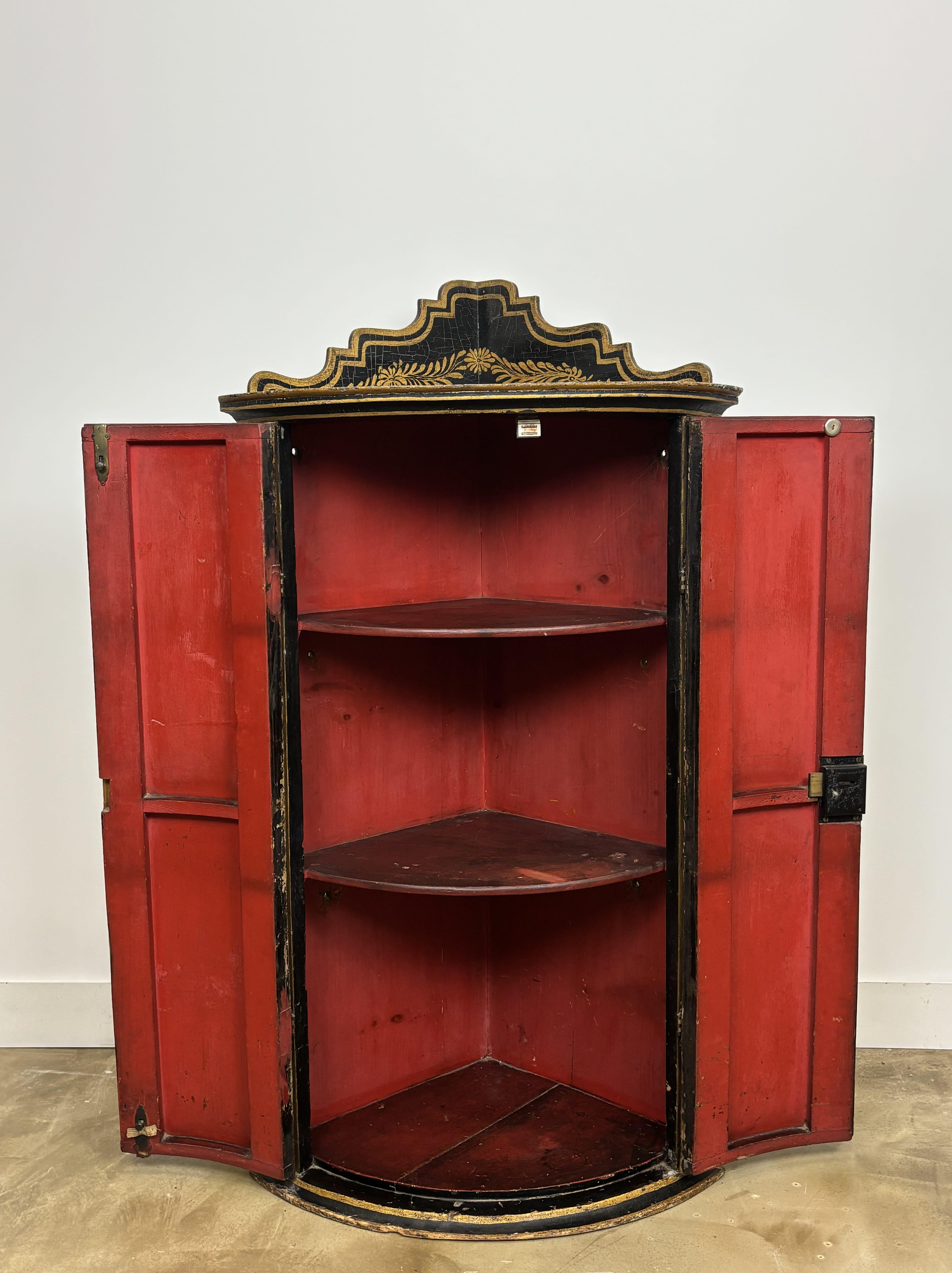Francese Credenza ad angolo dipinta in policromia con decorazione di scene di corte, opera francese del 1900 in vendita