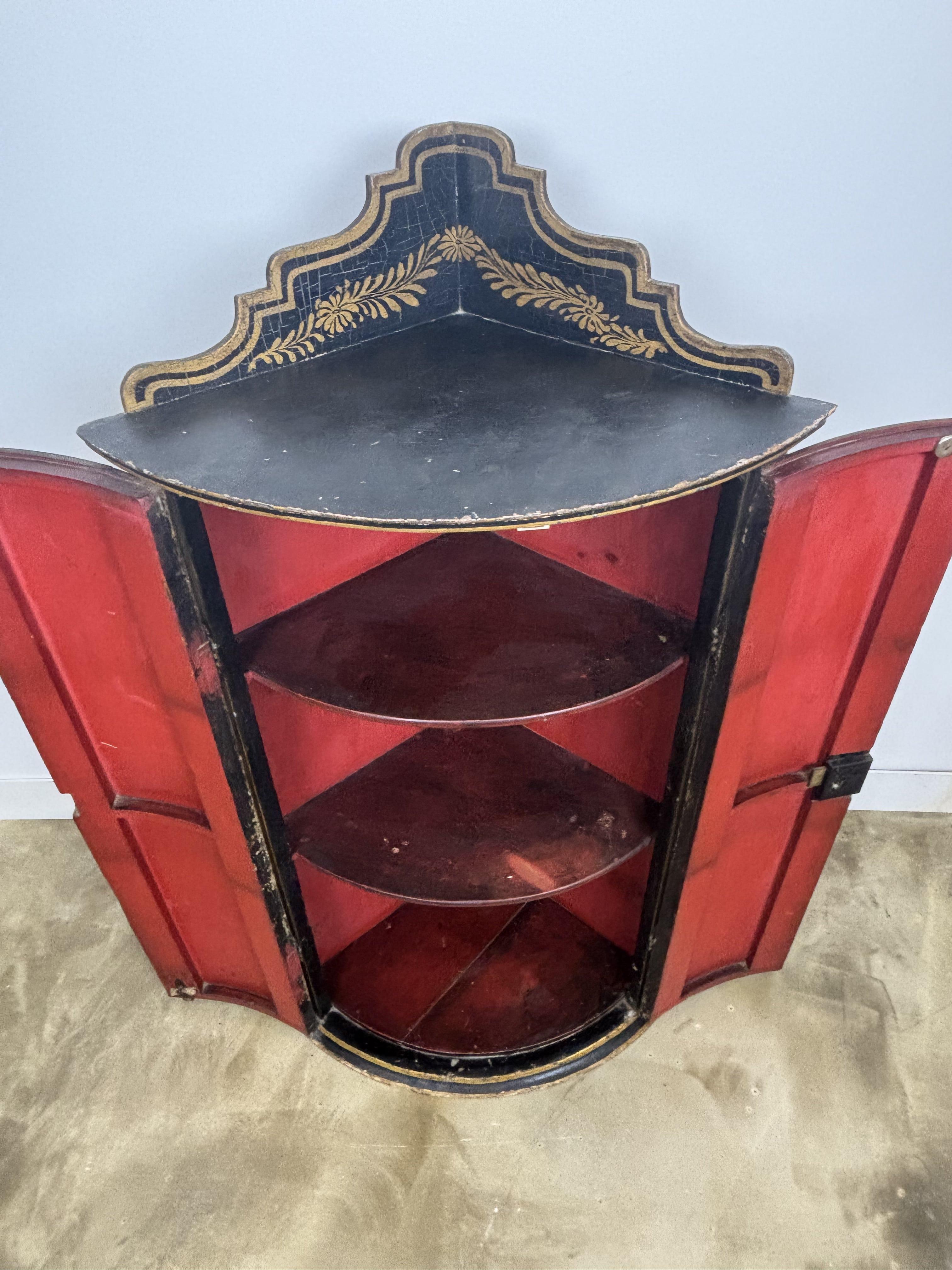 Dorato Credenza ad angolo dipinta in policromia con decorazione di scene di corte, opera francese del 1900 in vendita