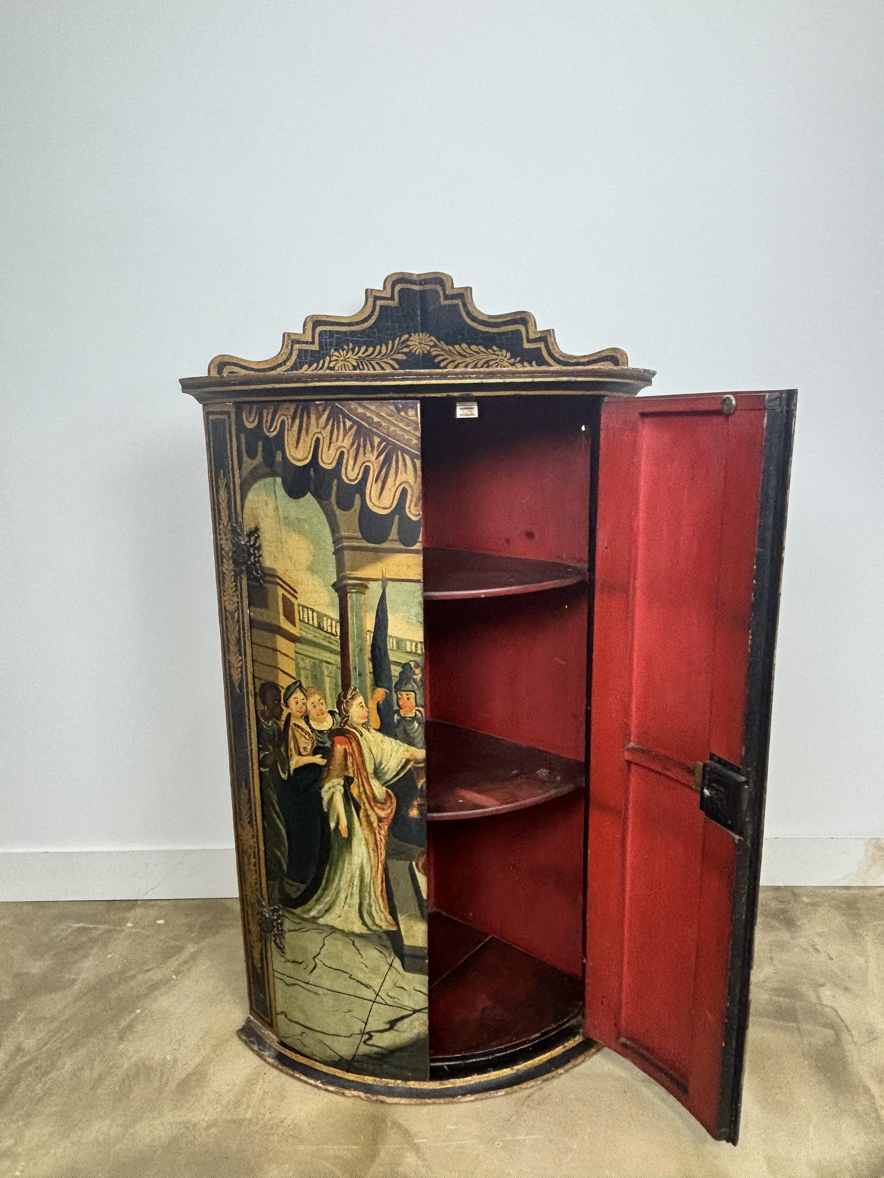 Credenza ad angolo dipinta in policromia con decorazione di scene di corte, opera francese del 1900 In condizioni buone in vendita a RUEIL-MALMAISON, FR