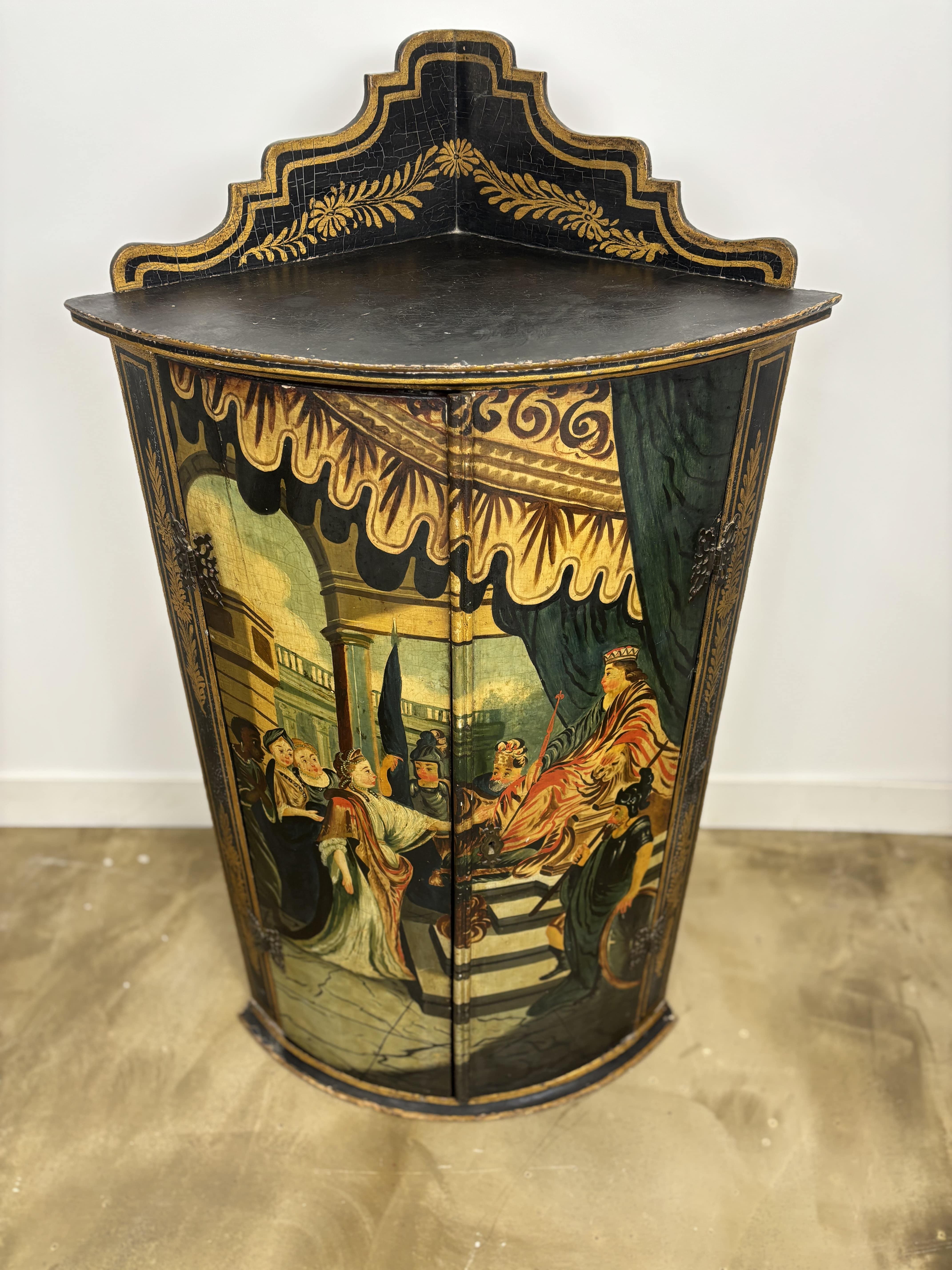 Credenza ad angolo dipinta in policromia con decorazione di scene di corte, opera francese del 1900 in vendita 1