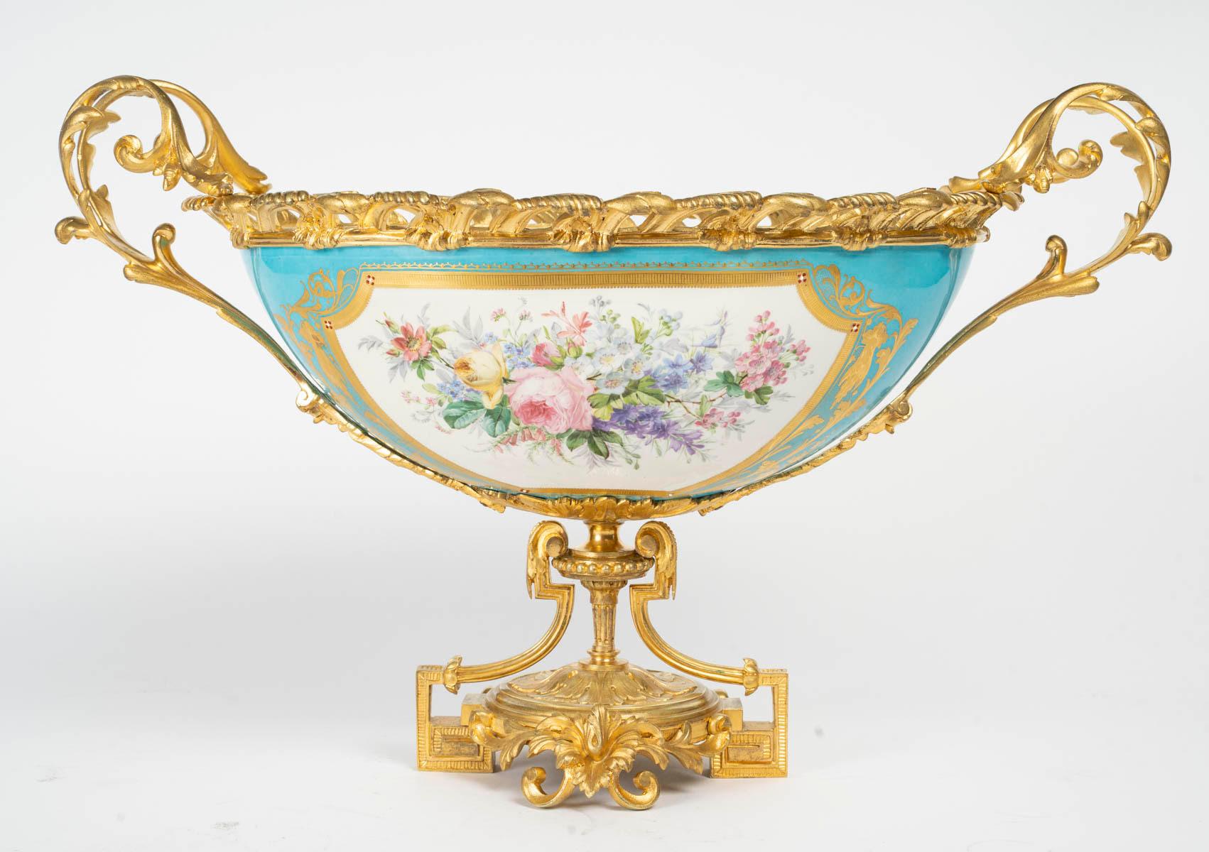 Painted Porcelain and Gilded Bronze Bowl, Napoleon III Period, 19th Century. In condizioni buone in vendita a Saint-Ouen, FR