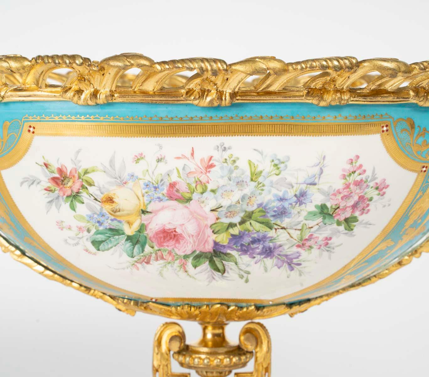 XIX secolo Painted Porcelain and Gilded Bronze Bowl, Napoleon III Period, 19th Century. in vendita