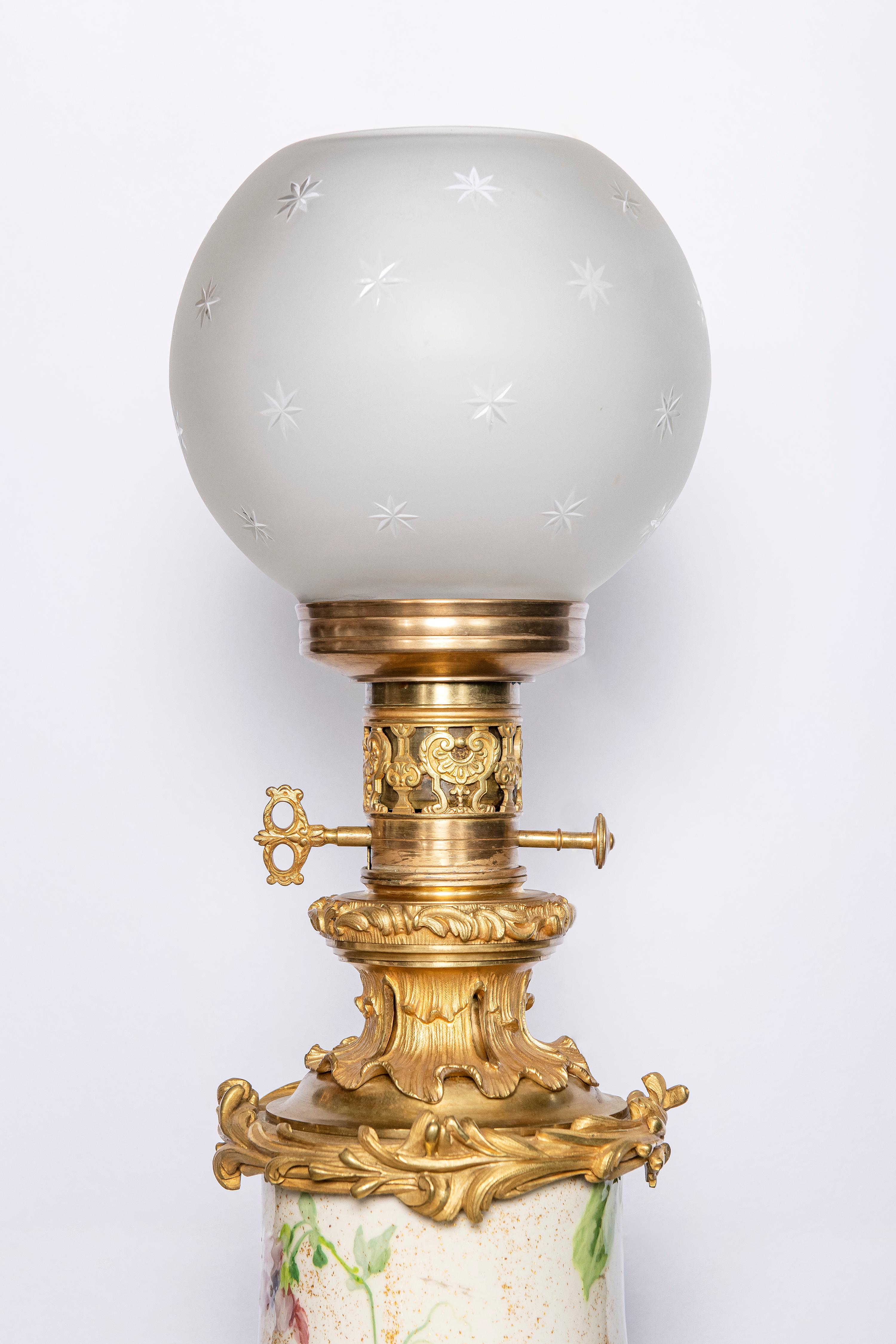 Lampe de table en porcelaine peinte, cristal et bronze doré. France, datant d'environ 1890.