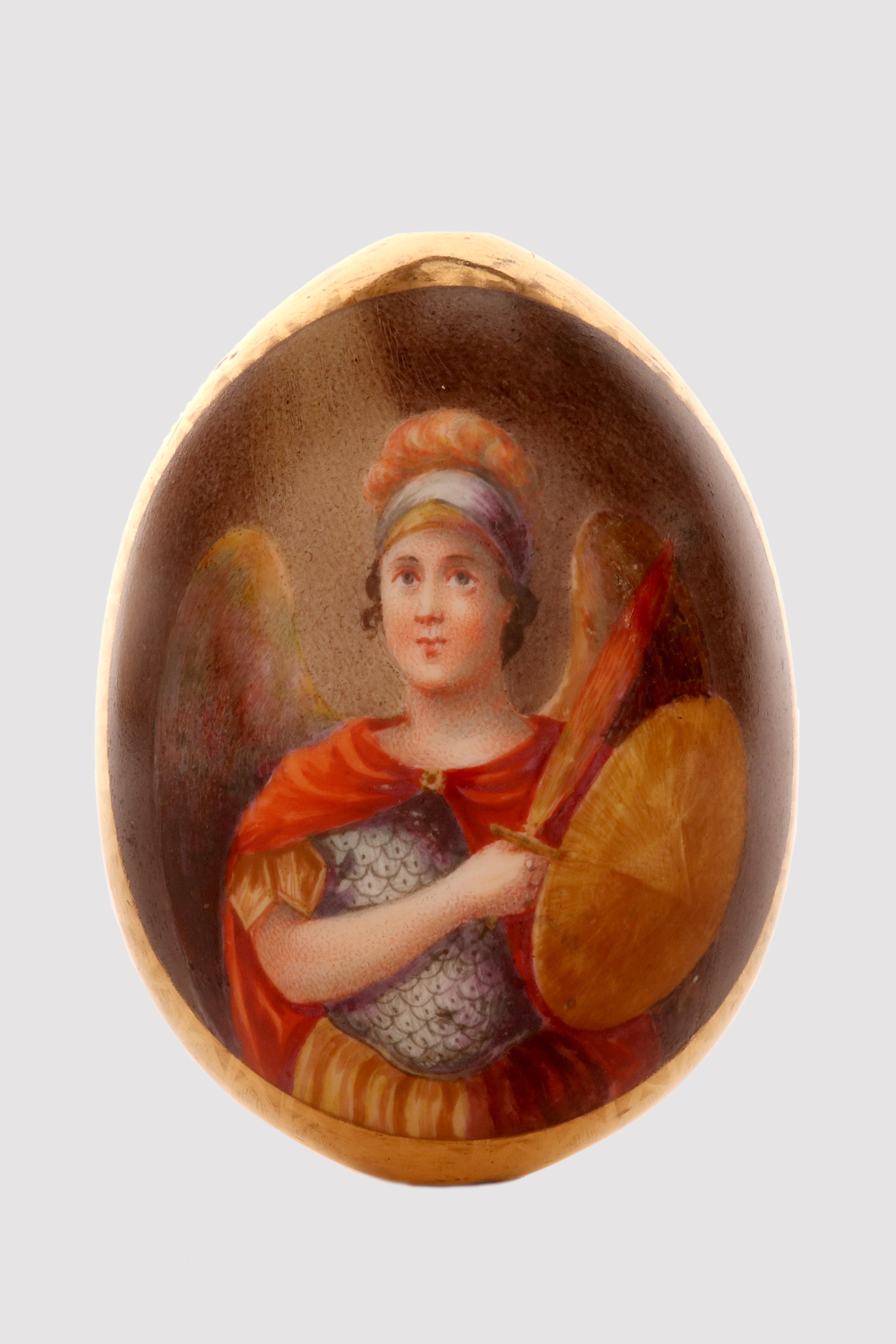 Huevo de Pascua de porcelana pintada, que representa, por un lado, el icono con el Arcángel Miguel y, por el otro, el monograma cirílico: C.R. (Cristo Resucitado), sobre fondo dorado. Rusia, hacia 1880.