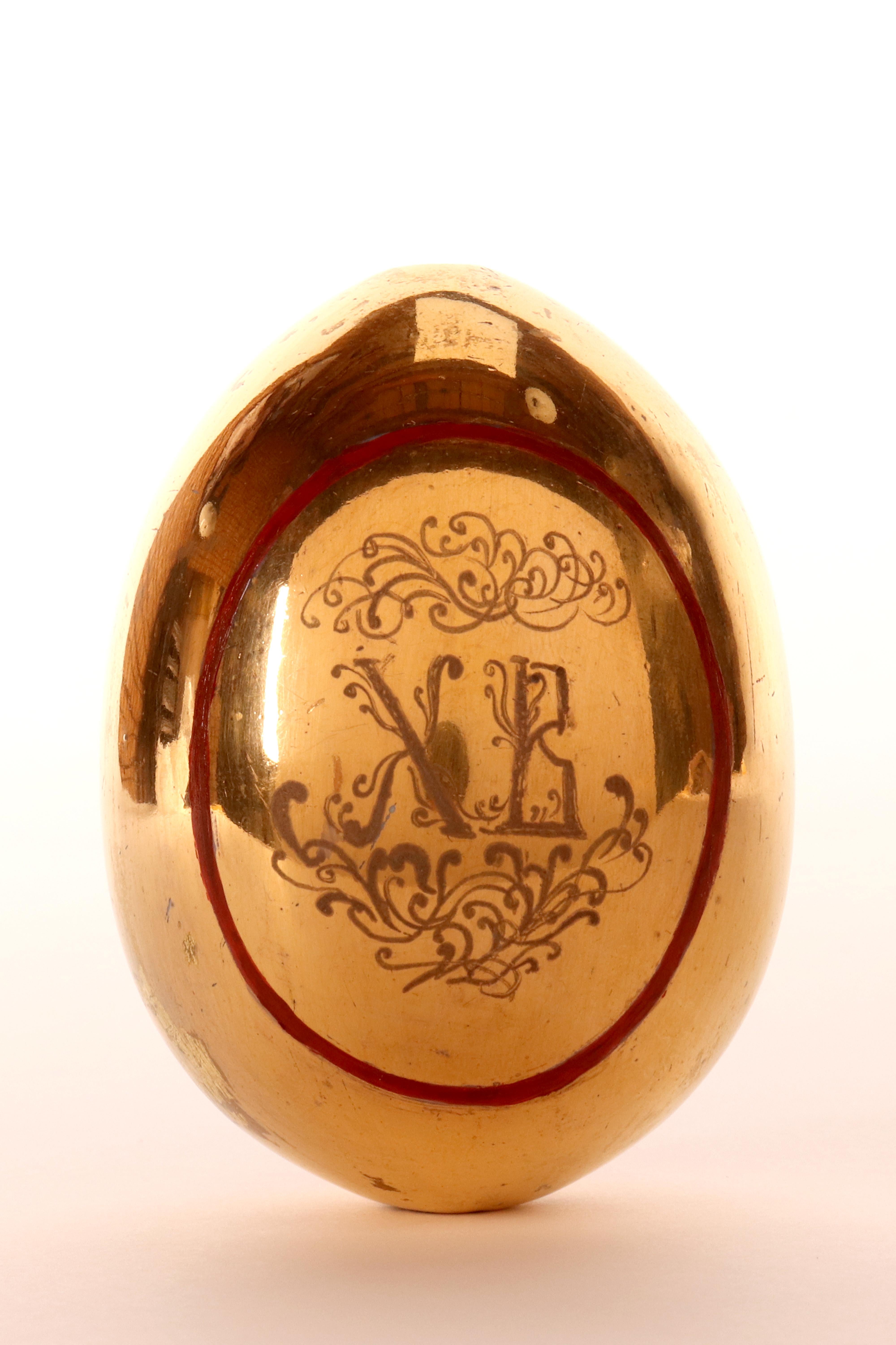 Huevo de Pascua de porcelana pintada, representando al Arcángel Miguel, Rusia, 1880. en Bueno estado para la venta en Milan, IT