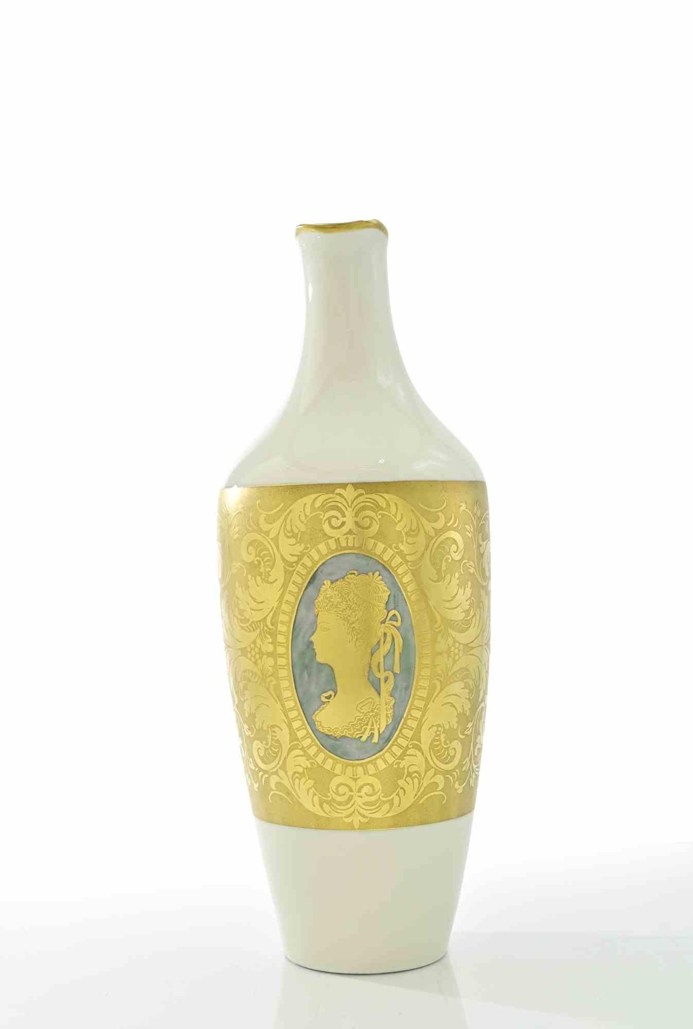 Magnifique pichet en porcelaine réalisé par Arrigo Finzi au milieu du 20e siècle.

Peint à la main.

Décorations à la feuille d'or avec motifs végétaux et médaillon avec figure féminine.

Excellent état.