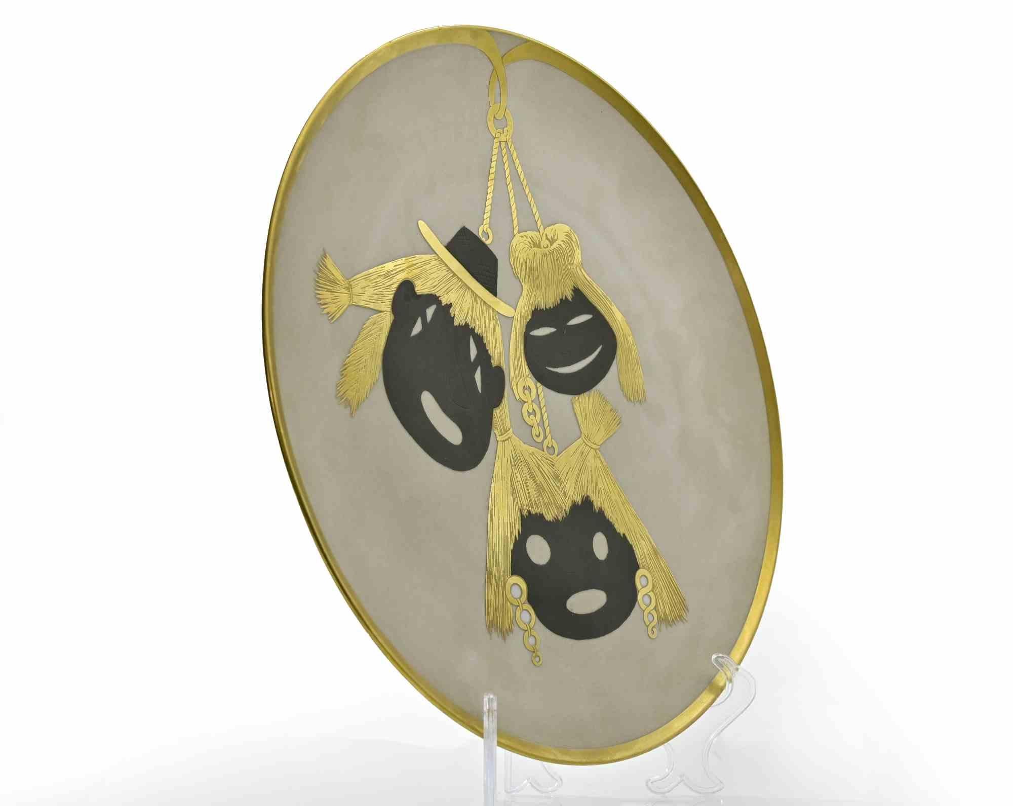 Sur fond gris clair, avec des masques. Faces noires et décorations en feuilles d'or.

Ce plat est très rare et il en existe très peu de versions.


