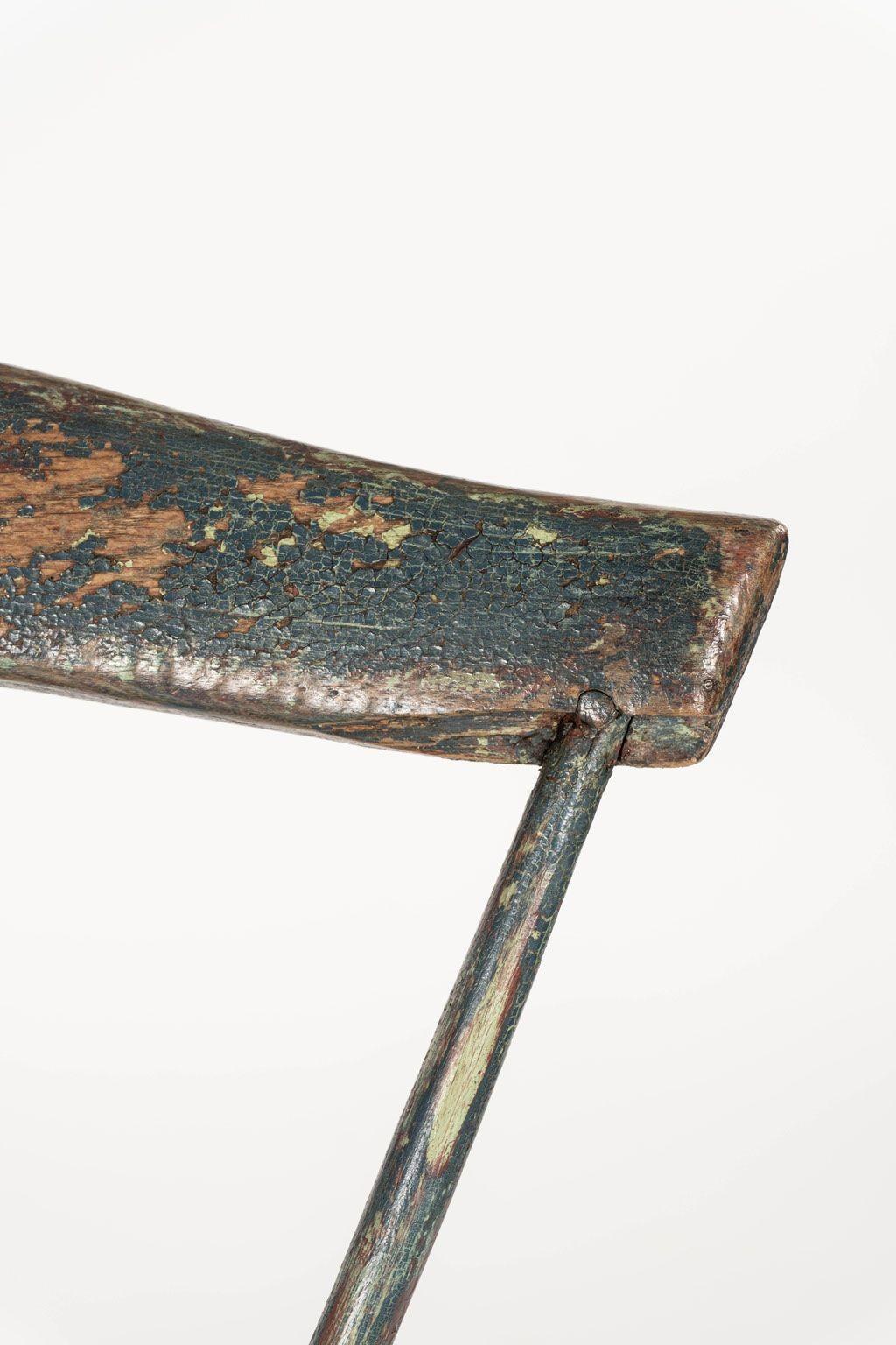 Intagliato a mano Poltrona Windsor primitiva gallese dipinta in vendita