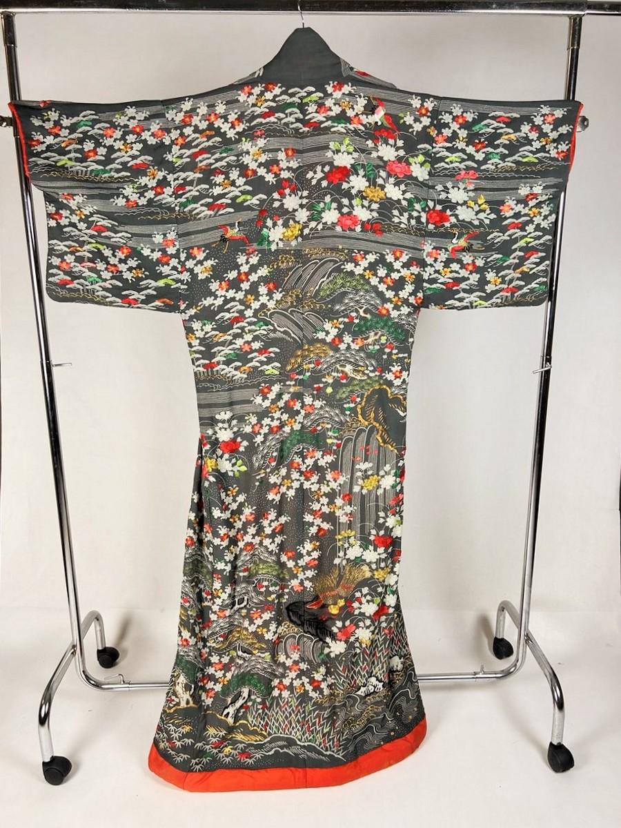 18th, 19th century
Japan Edo period (1603-1867)

Rare short-sleeved Furisode or Kosode from the late Edo period, ancestor of the Kimono. Long fleece dress with crossed fronts and slightly rounded sleeves, lined with coral red silk pongee. Deep grey