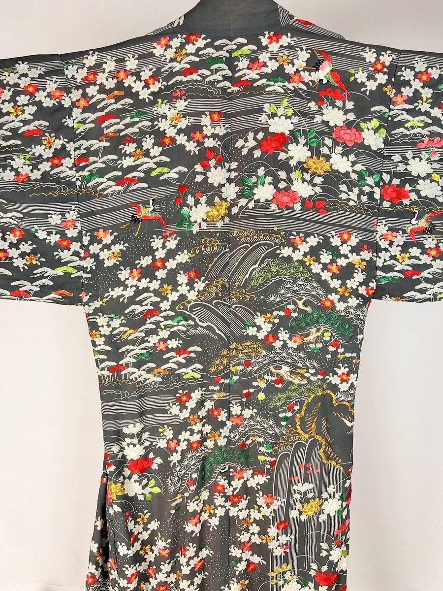 Painted, printed and gold-embroidered silk crepe kosode Japan 18th 19th century In Good Condition For Sale In Toulon, FR