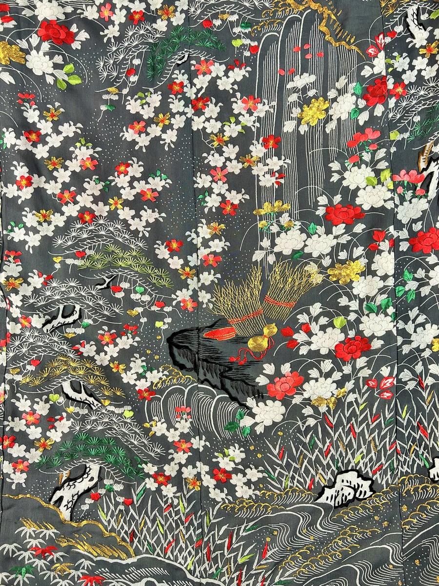 Painted, printed and gold-embroidered silk crepe kosode Japan 18th 19th century In Good Condition For Sale In Toulon, FR