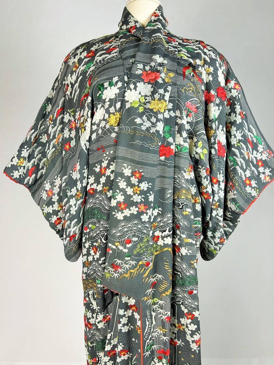 Painted, printed and gold-embroidered silk crepe kosode Japan 18th 19th century For Sale 4