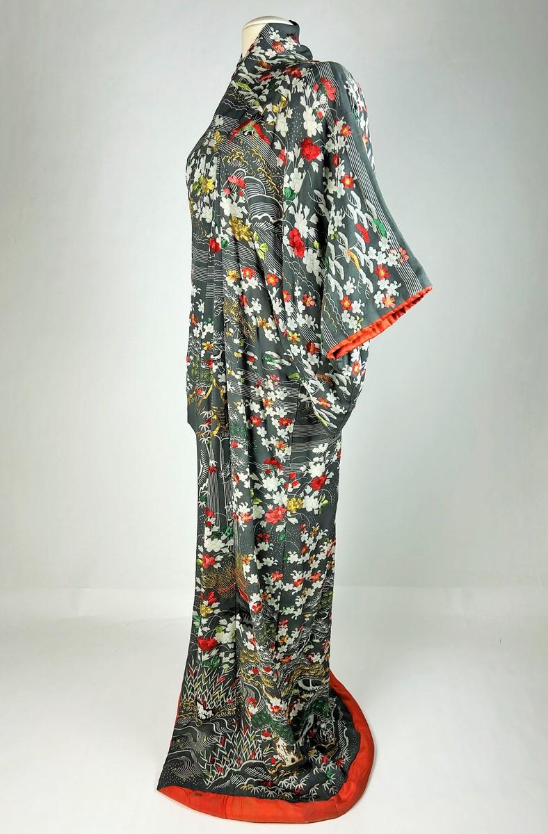 Painted, printed and gold-embroidered silk crepe kosode Japan 18th 19th century For Sale 5