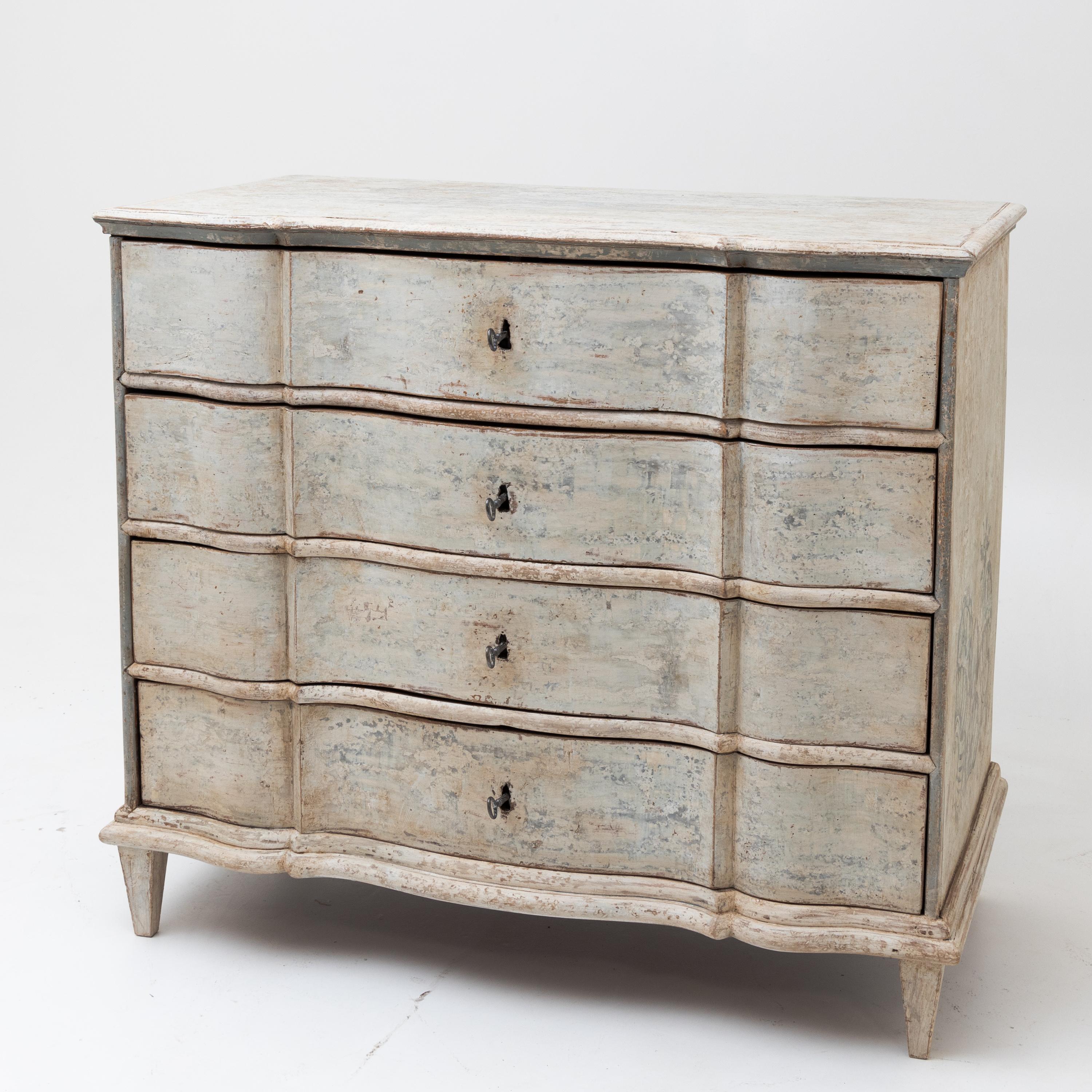 Baroque chest of drawers with four drawers on low square tapered feet with a wavy front and new stone-grey setting with shell decoration on the sides. The frame was subsequently patinated with an antique finish.