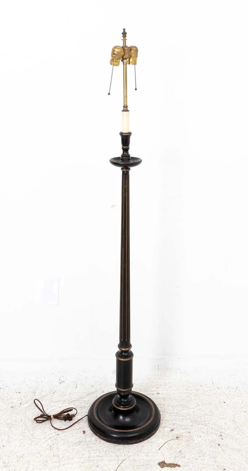Lampada da terra in legno dipinta in stile Regency nei tradizionali colori nero e oro. Due prese con catene a strappo. Buono stato di funzionamento.