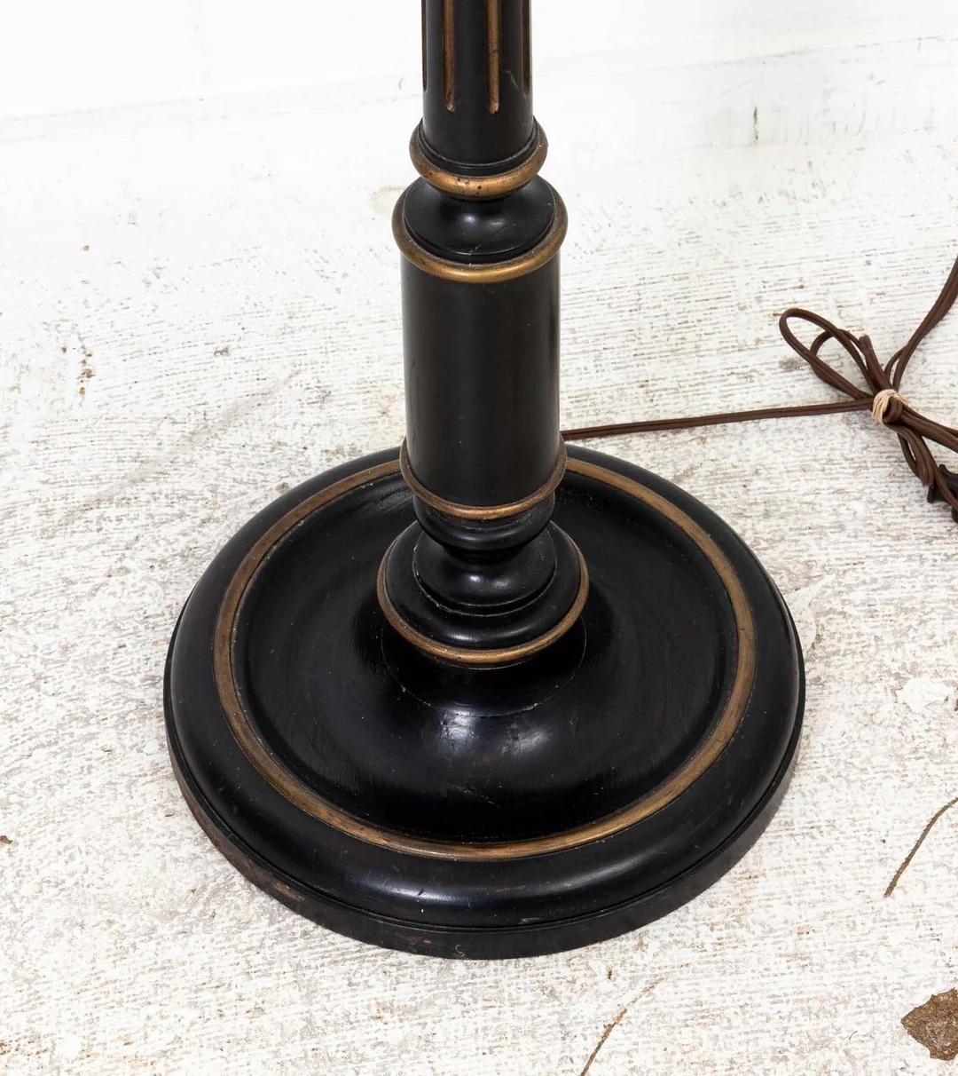 Lampada da terra dipinta in stile Regency In condizioni buone in vendita a New York, NY