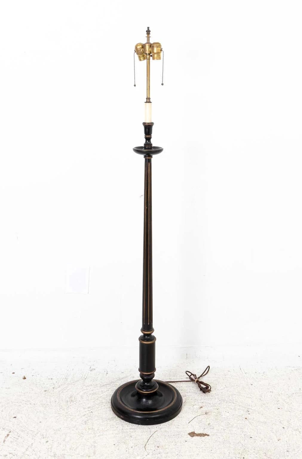 Legno massiccio Lampada da terra dipinta in stile Regency in vendita