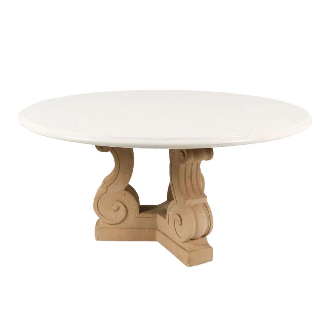 Bemalter runder Tisch mit Dreibeinfuß aus Gussstein (Neoklassisch) im Angebot