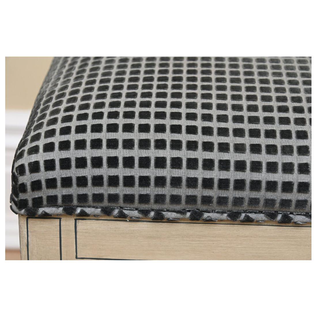 Banc à pieds sabres peint sur mesure en tissu bleu géométrique Bon état - En vente à Locust Valley, NY