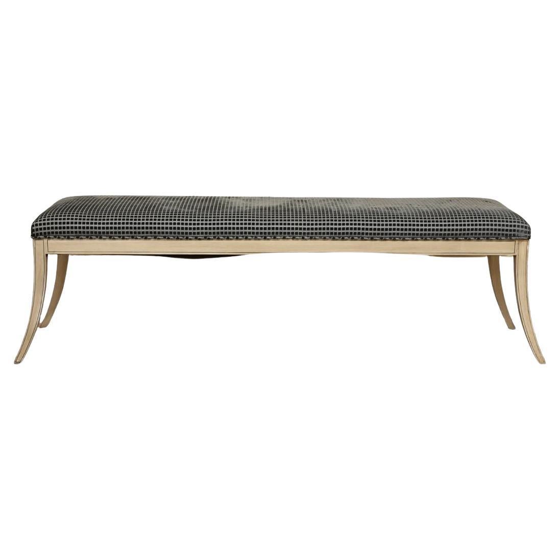 Banc à pieds sabres peint sur mesure en tissu bleu géométrique