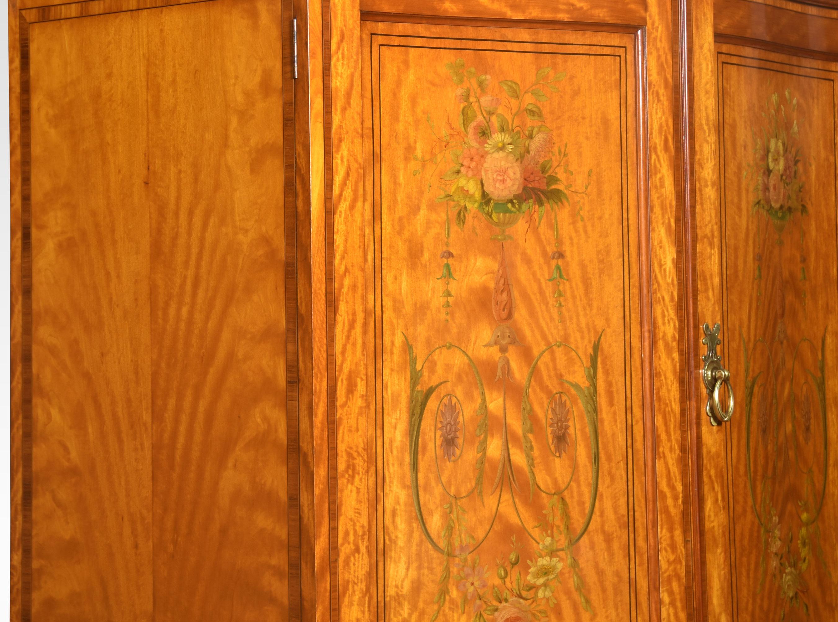 Painted satinwood serpentine two door wardrobe In Good Condition For Sale In Cheshire, GB