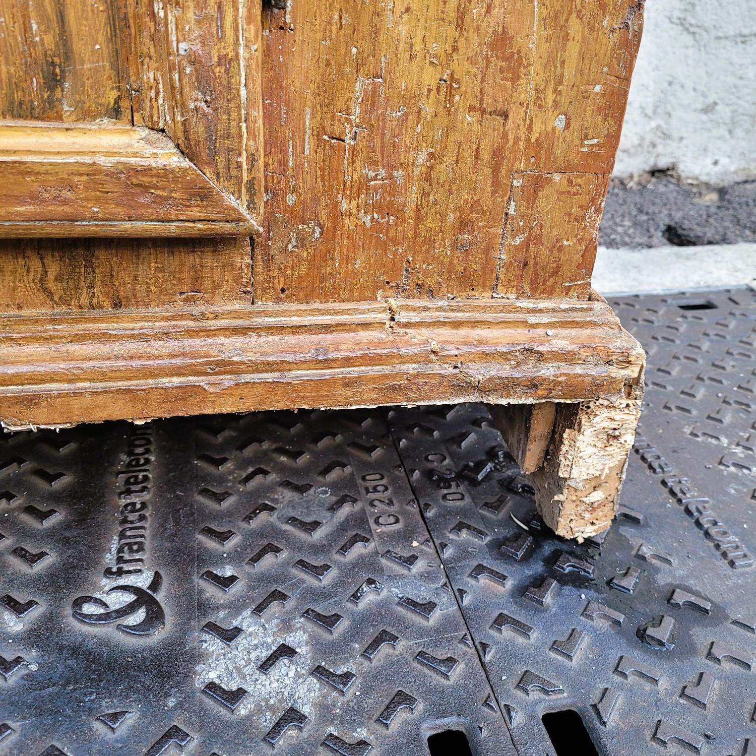 Painted Sideboard With 2 Doors, Italy, 17th Century For Sale 3