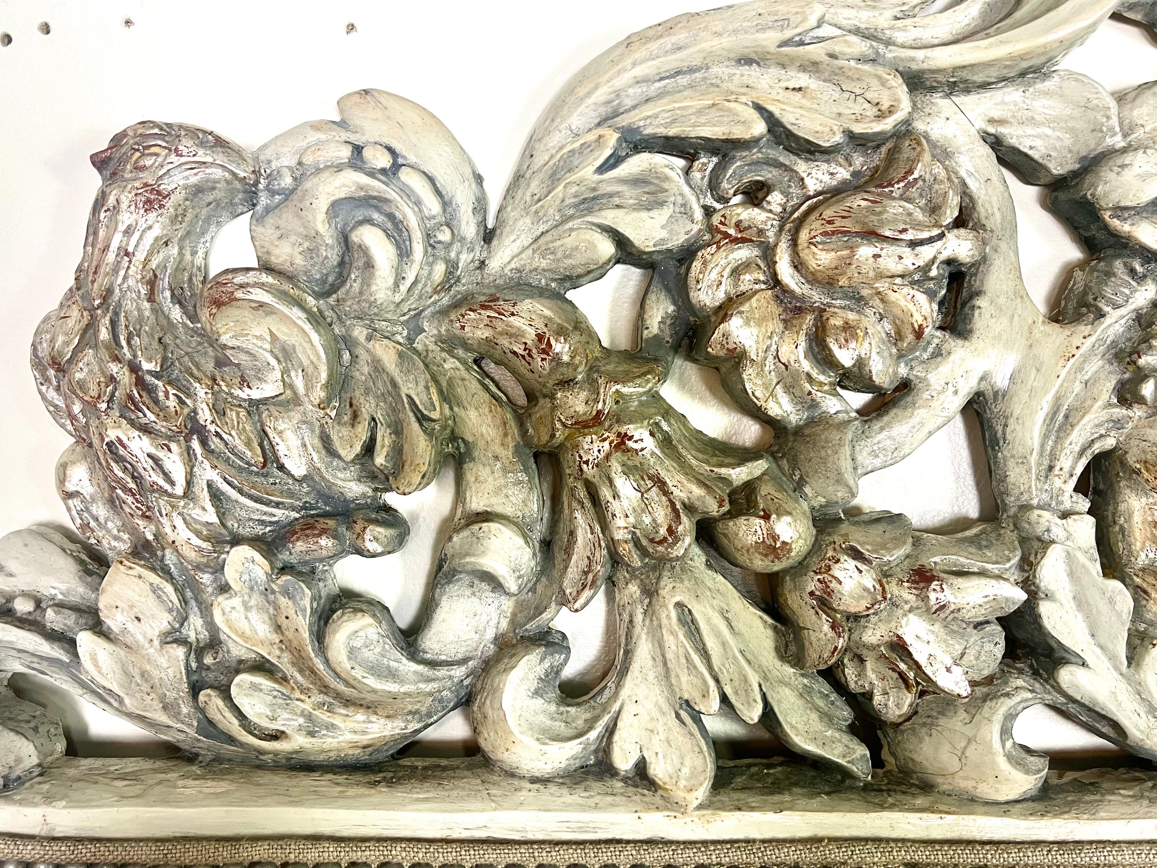 italien Tête de lit en lin peinte et argentée avec chérubin sculpté en vente
