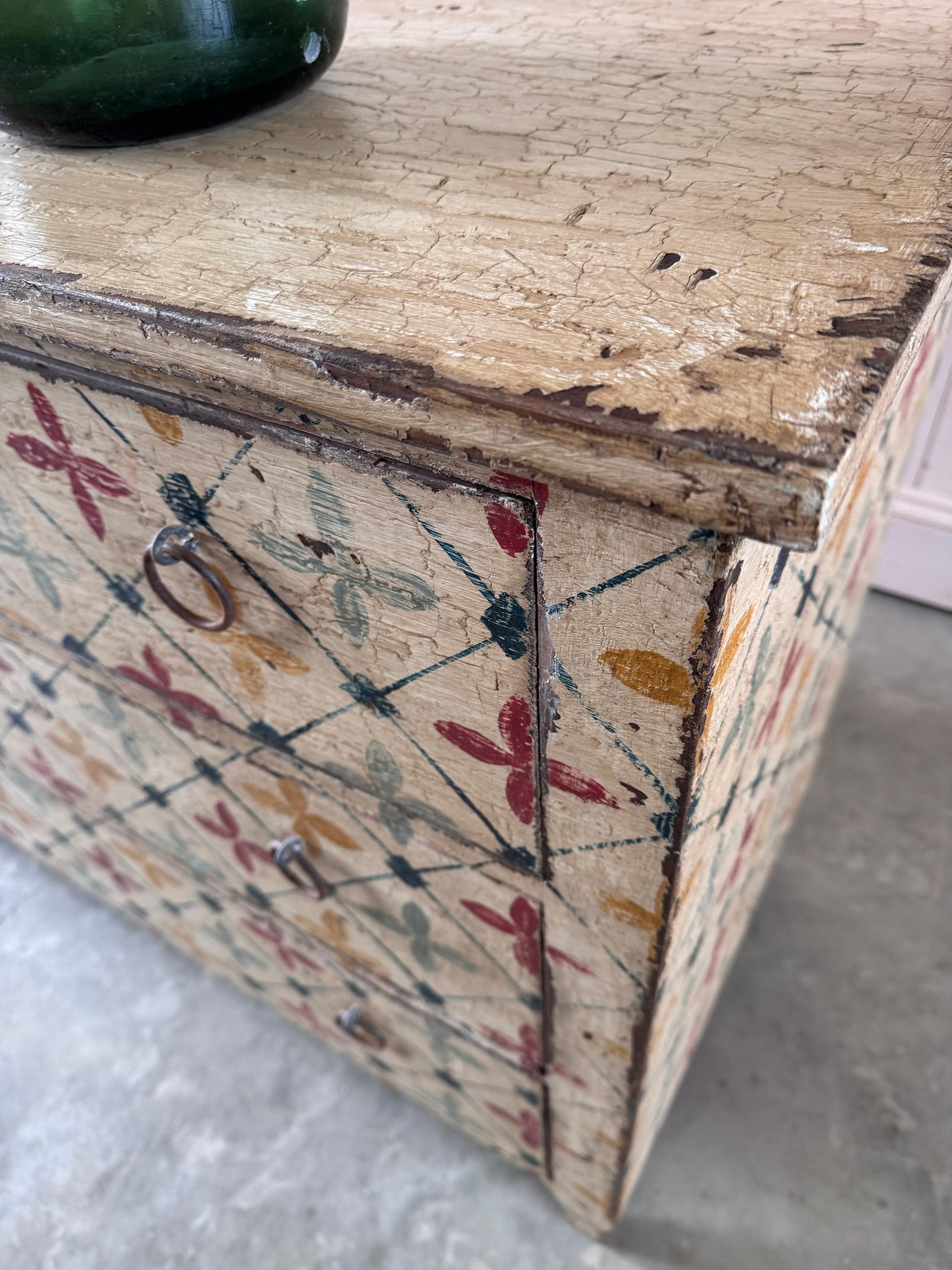 Questa cassettiera della fine del XIX secolo è stata sapientemente dipinta a mano (anziché con lo stencil) dal nostro amico Jose in Catalogna.

Splendidi colori / patina e design geometrico.

Strutturalmente è in buone condizioni: i cassetti sono