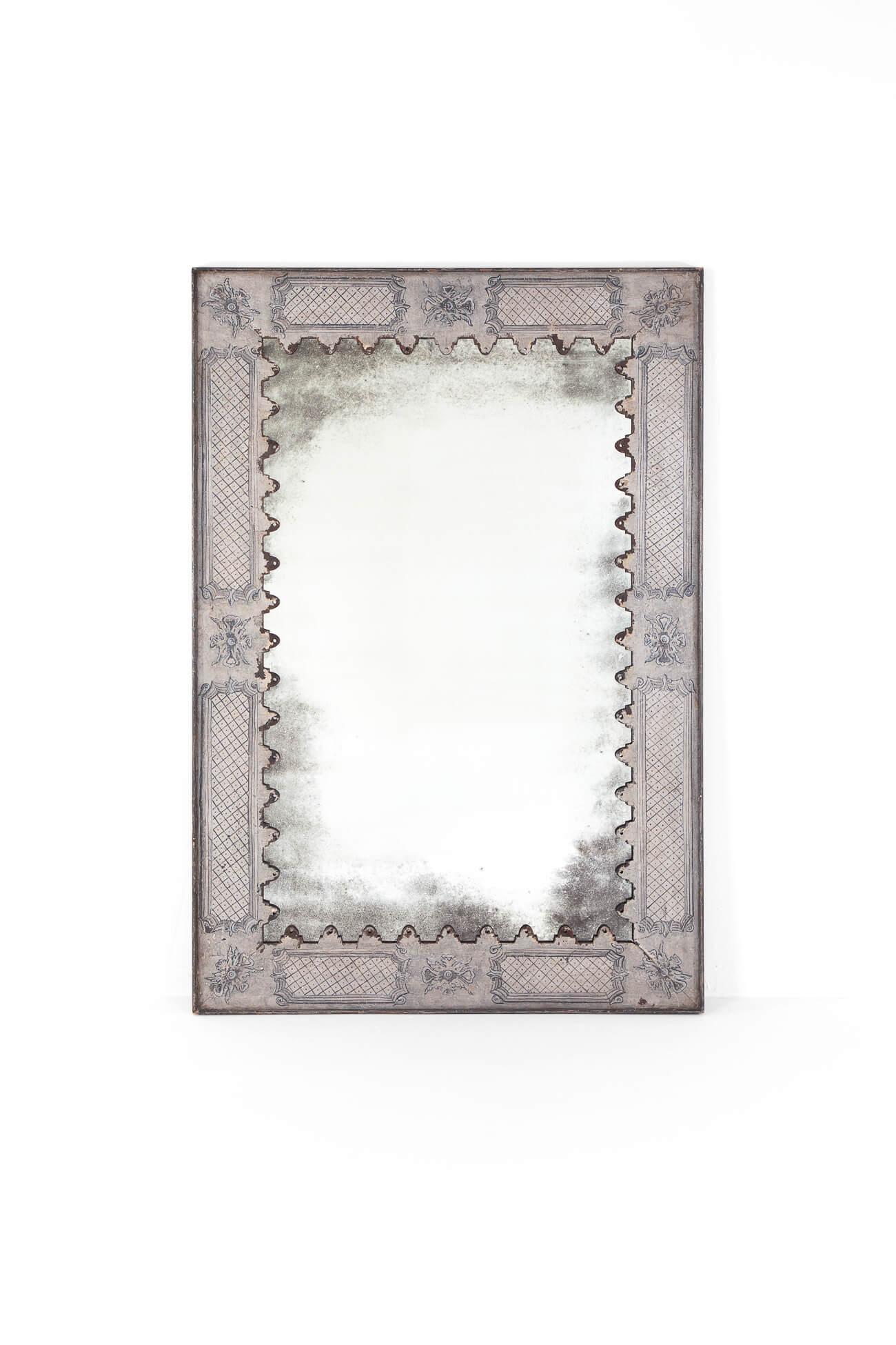Un grand et magnifique miroir peint à la main.

Ce miroir à grande échelle a un cadre en bois avec un recouvrement en plomb moulé à la main qui a été façonné le long du bord de la plaque de mercure. Le cadre a ensuite été peint à la main dans des