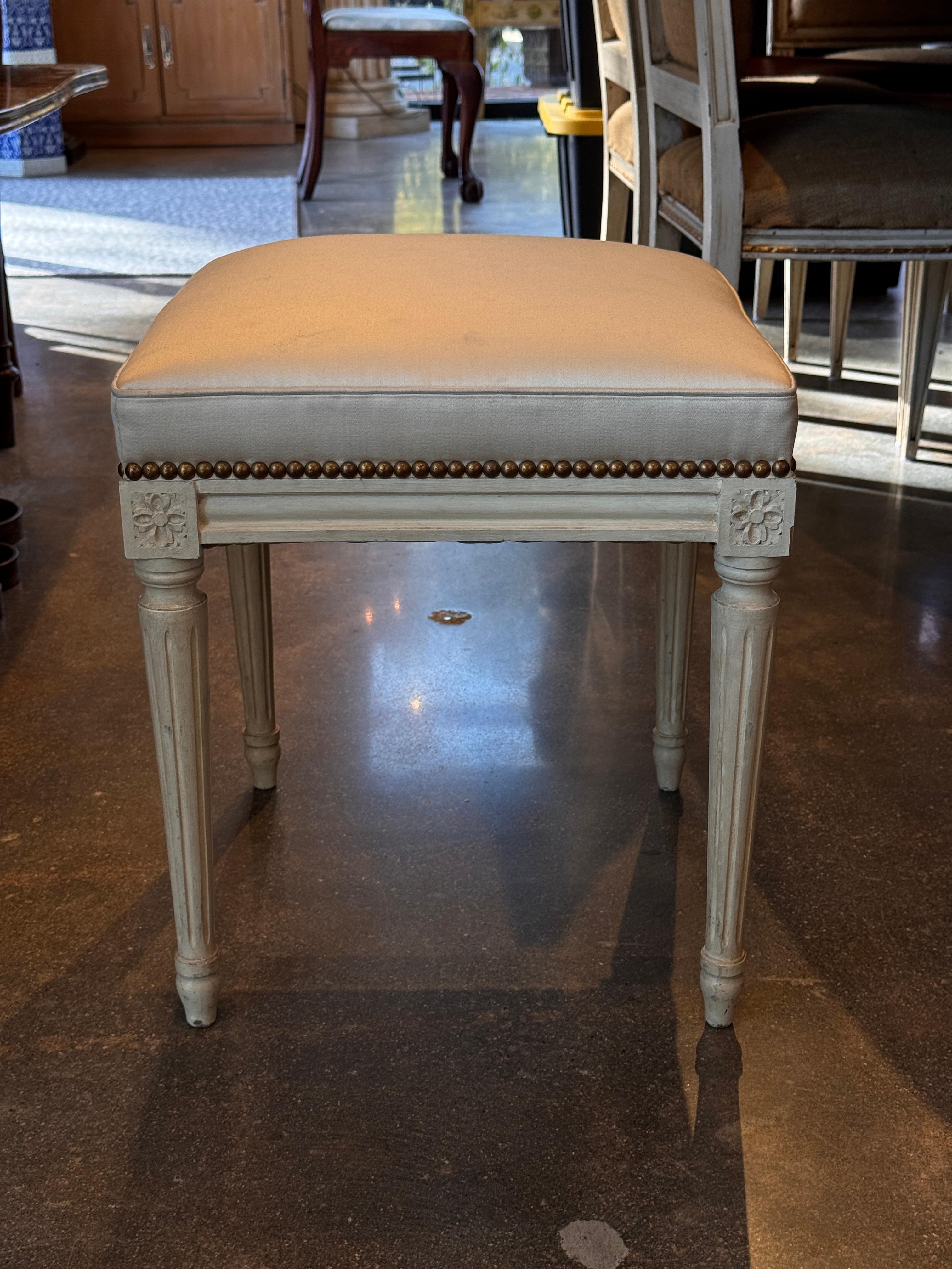 Lackierter Hocker mit gepolstertem Sitz (Französisch) im Angebot