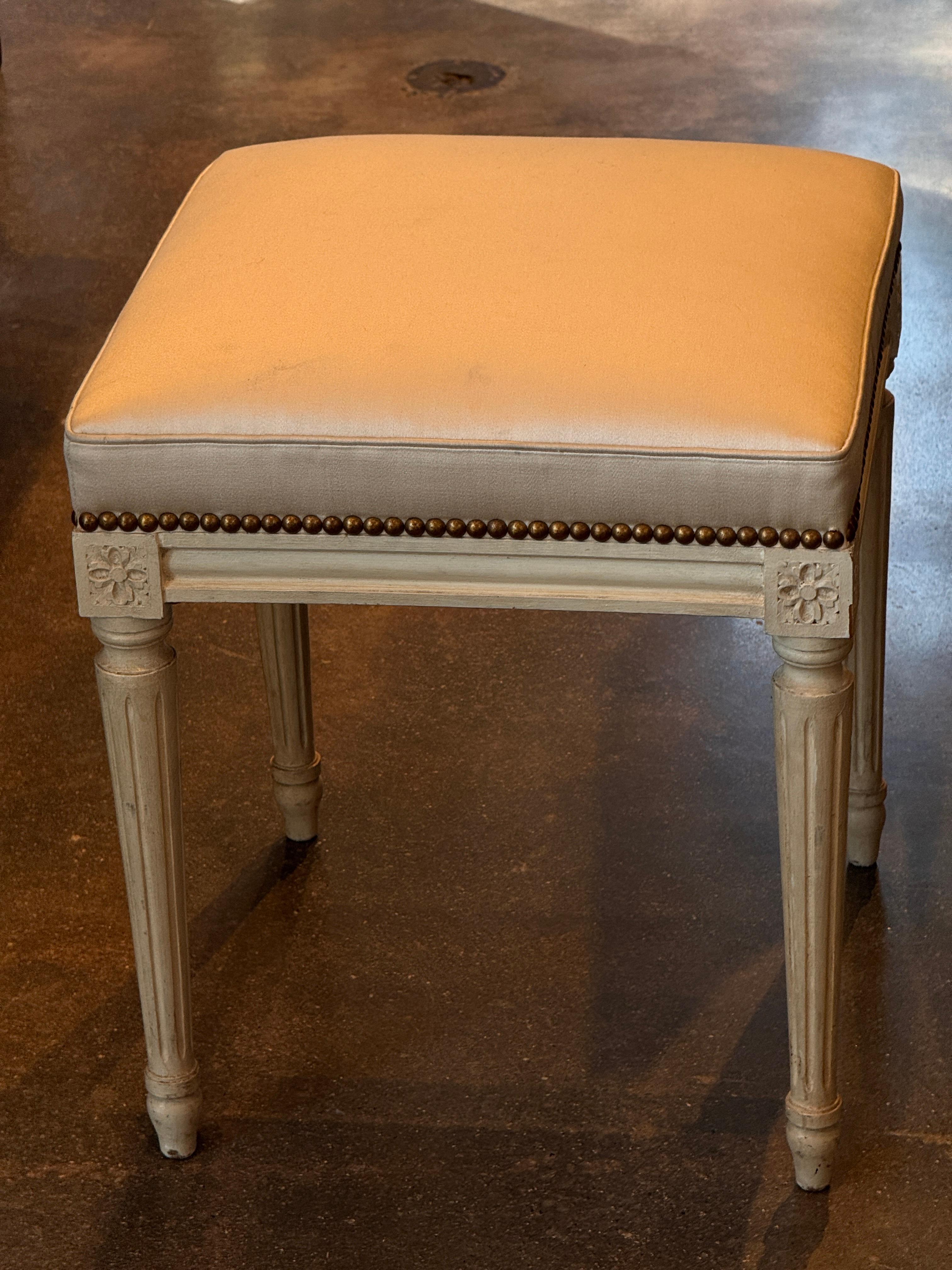 Lackierter Hocker mit gepolstertem Sitz im Zustand „Gut“ im Angebot in Charlottesville, VA