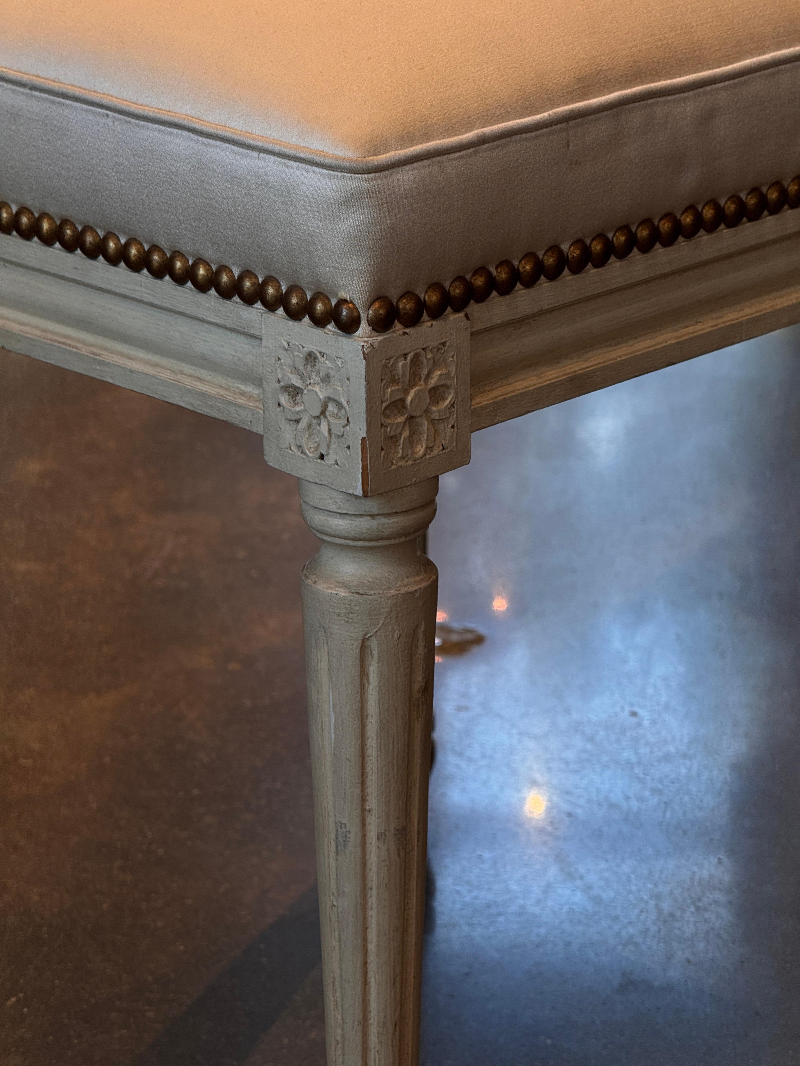 Lackierter Hocker mit gepolstertem Sitz (Polster) im Angebot