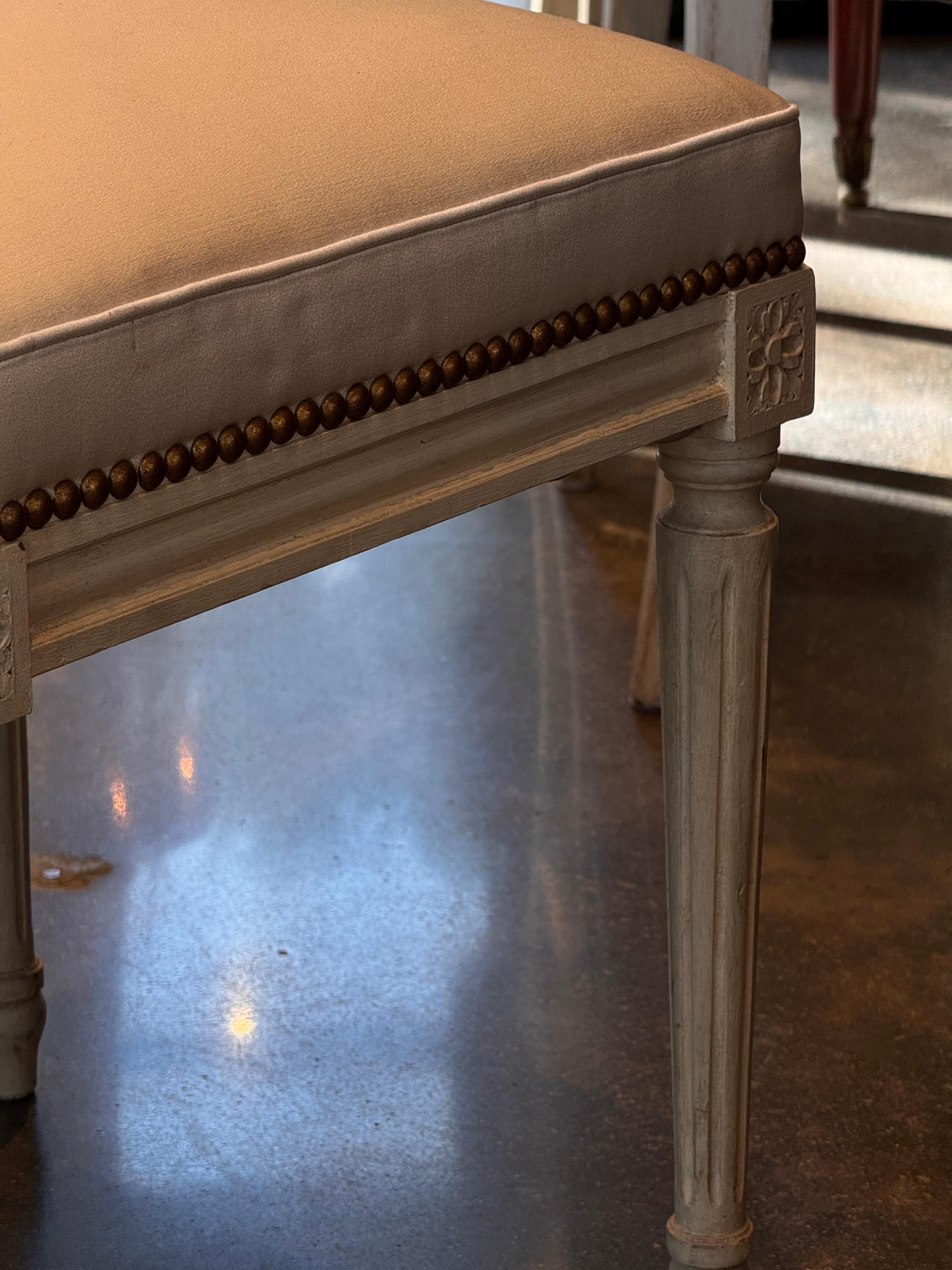 Lackierter Hocker mit gepolstertem Sitz im Angebot 2