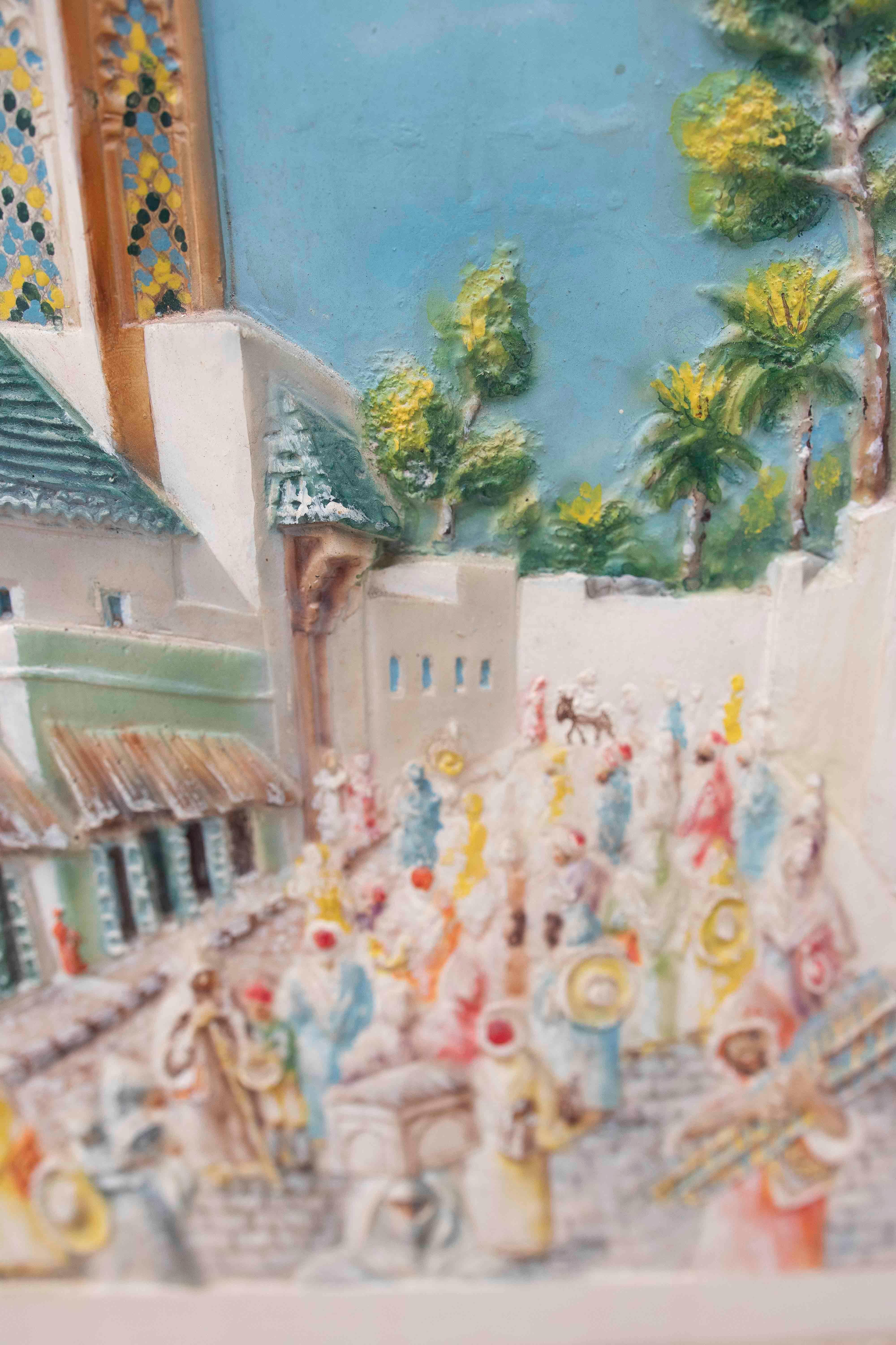 Estuco pintado de una vista urbana con un minarete y un mercado en un entorno oriental en venta 7